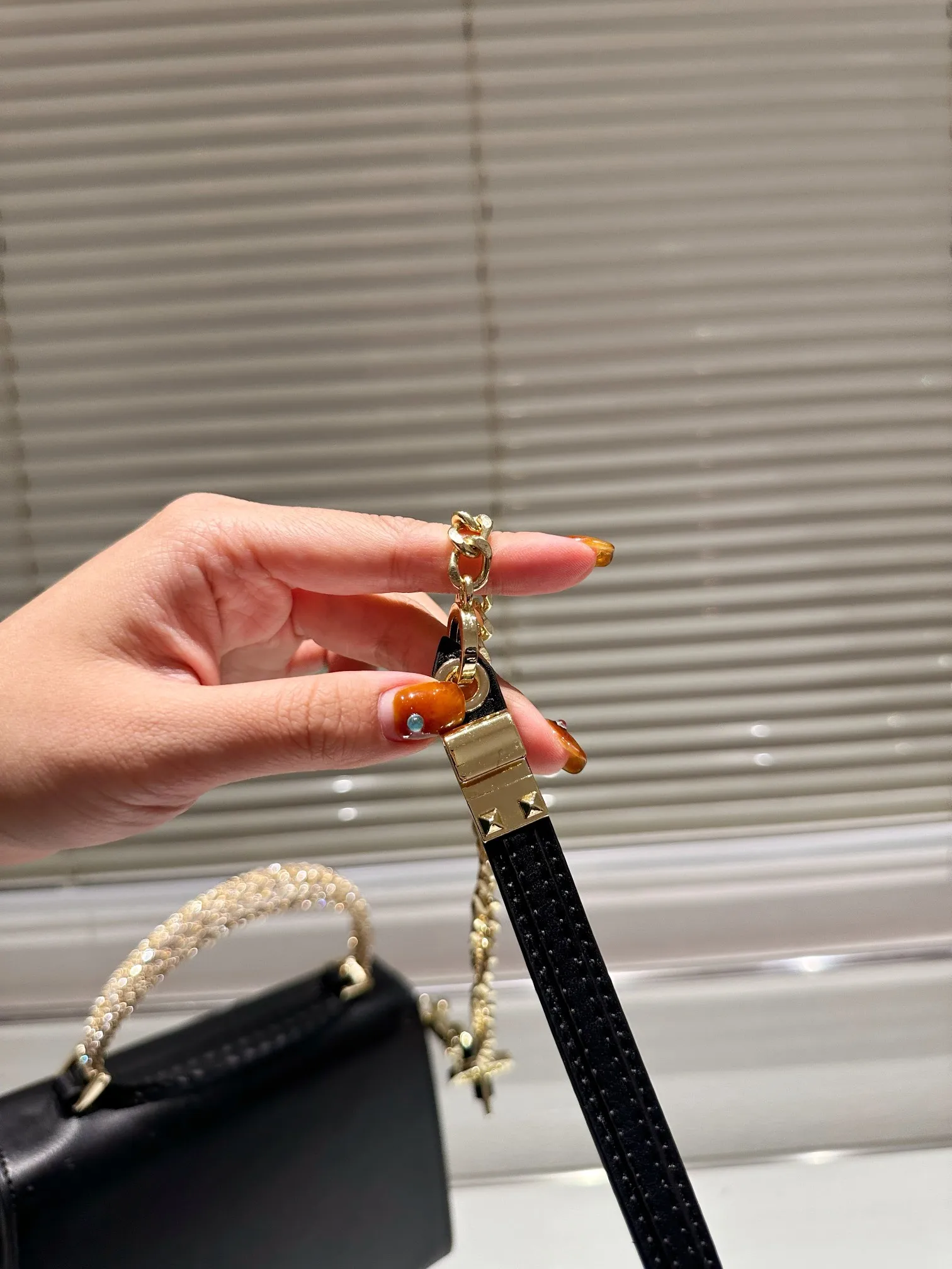 P360 Comes with box⚠️Size 21.16 Valentino VSLING handbag Unlocks fashion charm Can be salty or sweet The most beautiful girl on the street