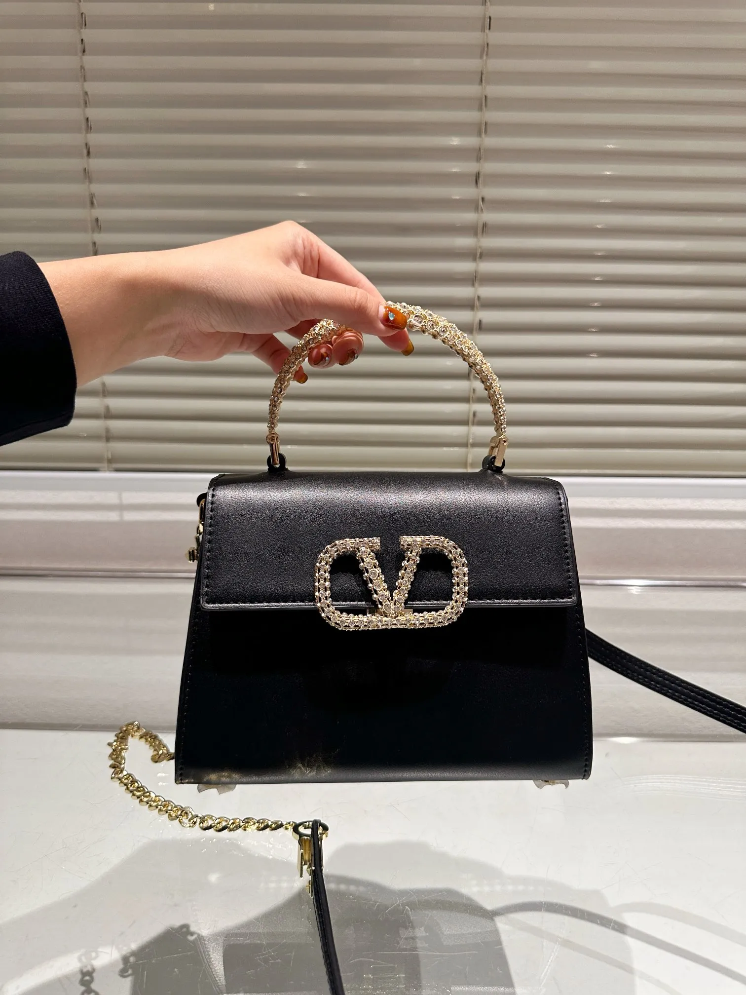 P360 Comes with box⚠️Size 21.16 Valentino VSLING handbag Unlocks fashion charm Can be salty or sweet The most beautiful girl on the street