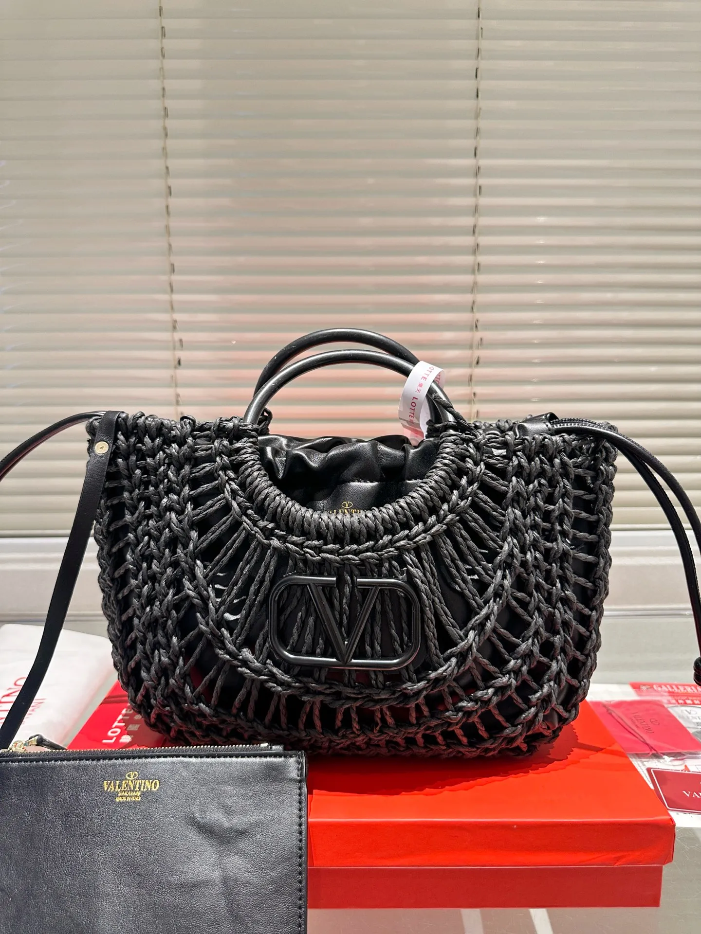 P380 Straw Valentino Valentino Loco A must-have for beautiful fairies and so pretty. Hand-held shoulder bag to unlock fashion charm. Salty or sweet. The most beautiful girl on the street. Size 32.22cm. Comes with folding gift box.