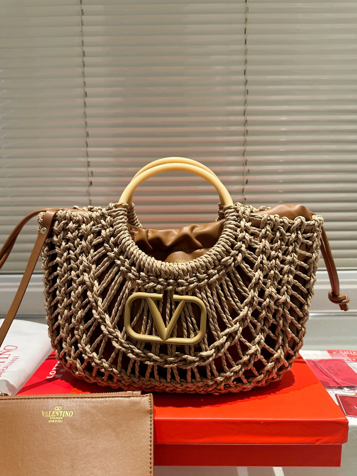 P380 Straw Valentino Valentino Loco A must-have for beautiful fairies and so pretty. Hand-held shoulder bag to unlock fashion charm. Salty or sweet. The most beautiful girl on the street. Size 32.22cm. Comes with folding gift box.