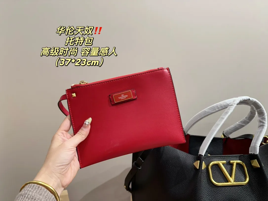 P350⚠️Size 37.23 Valentino Tote Bag Easily interpret retro fashion. The bag is quite wide, simple but not simple and does not require too much decoration. It can be paired with a suit and T-shirt on a daily basis to fully reflect the sense of luxury!