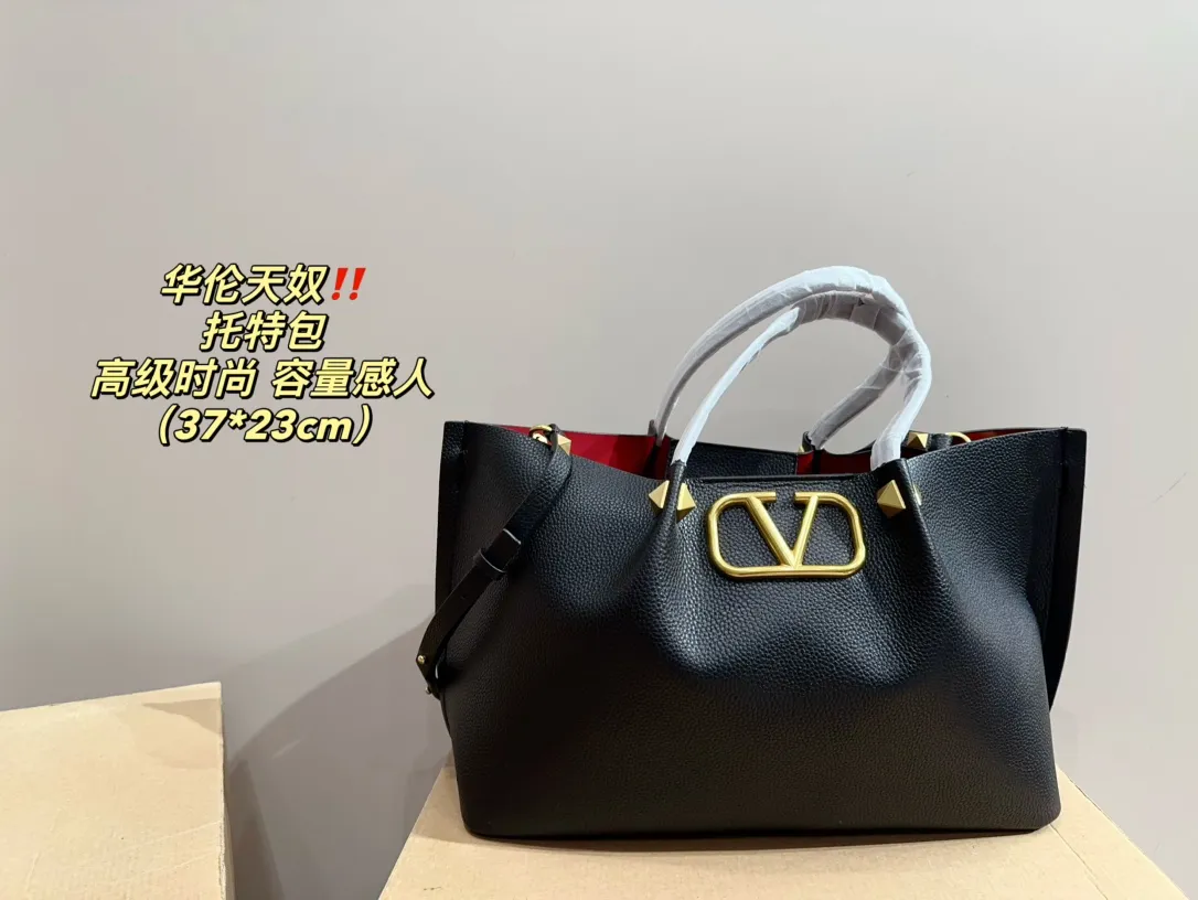 P350⚠️Size 37.23 Valentino Tote Bag Easily interpret retro fashion. The bag is quite wide, simple but not simple and does not require too much decoration. It can be paired with a suit and T-shirt on a daily basis to fully reflect the sense of luxury!