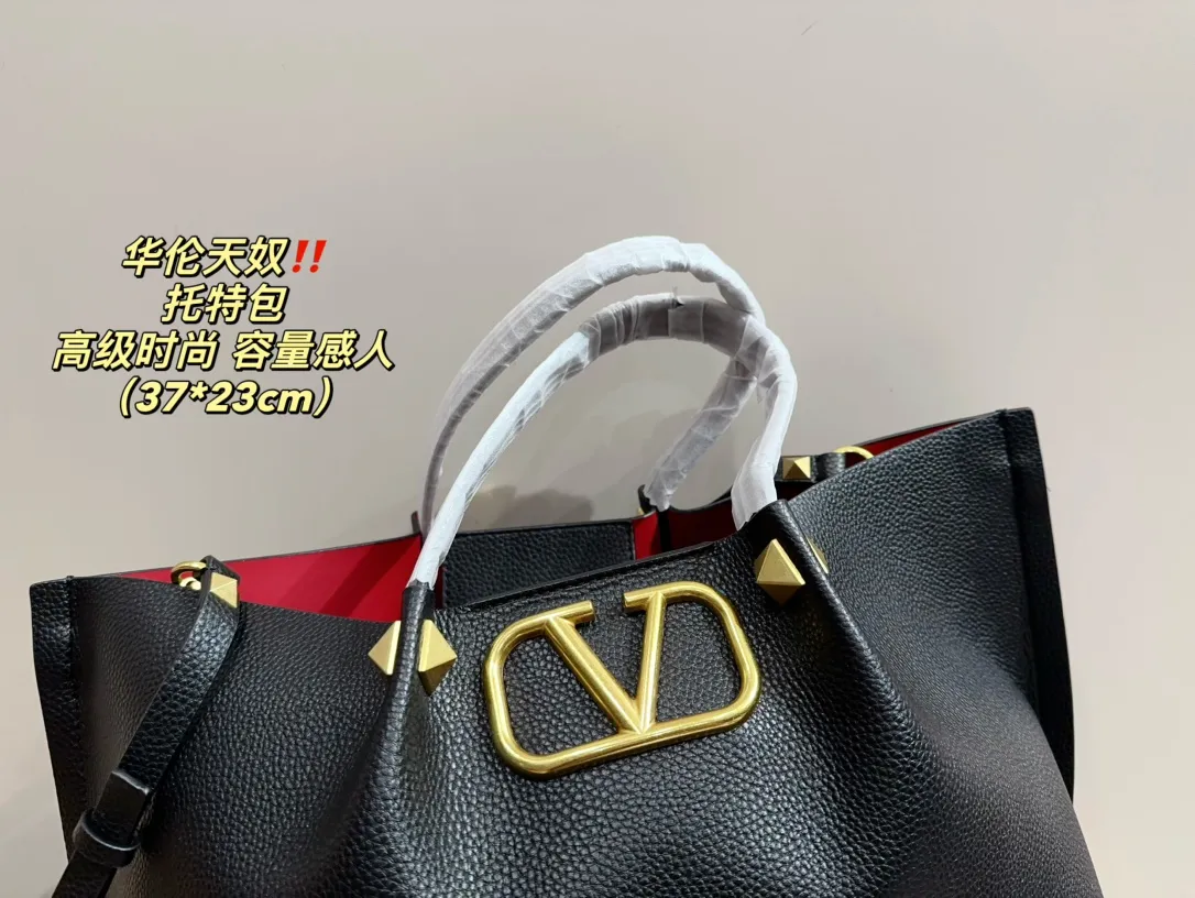 P350⚠️Size 37.23 Valentino Tote Bag Easily interpret retro fashion. The bag is quite wide, simple but not simple and does not require too much decoration. It can be paired with a suit and T-shirt on a daily basis to fully reflect the sense of luxury!