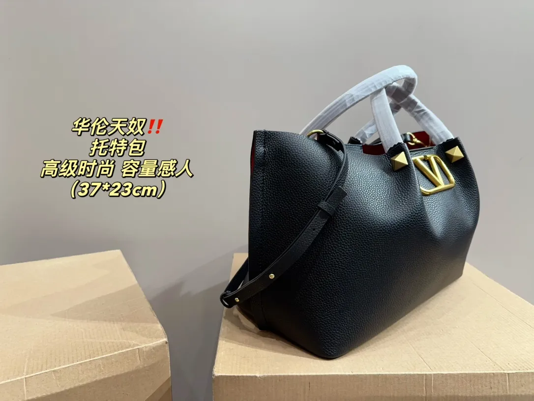 P350⚠️Size 37.23 Valentino Tote Bag Easily interpret retro fashion. The bag is quite wide, simple but not simple and does not require too much decoration. It can be paired with a suit and T-shirt on a daily basis to fully reflect the sense of luxury!