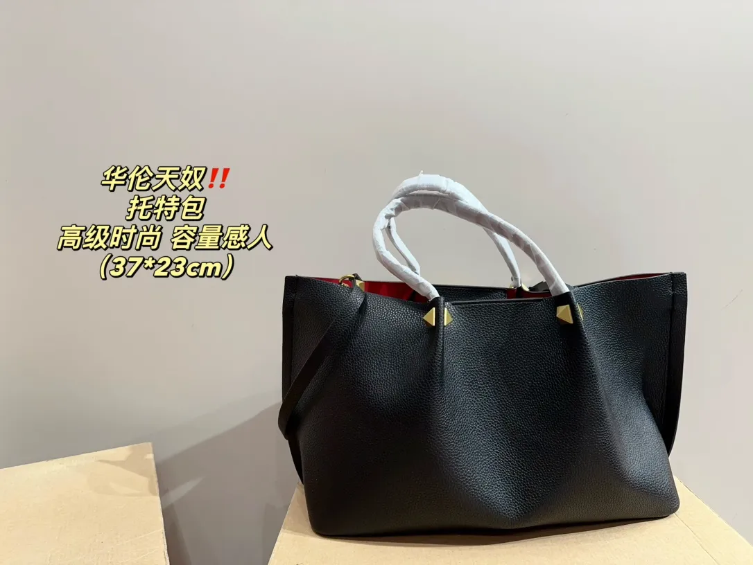 P350⚠️Size 37.23 Valentino Tote Bag Easily interpret retro fashion. The bag is quite wide, simple but not simple and does not require too much decoration. It can be paired with a suit and T-shirt on a daily basis to fully reflect the sense of luxury!
