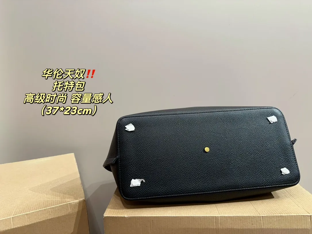 P350⚠️Size 37.23 Valentino Tote Bag Easily interpret retro fashion. The bag is quite wide, simple but not simple and does not require too much decoration. It can be paired with a suit and T-shirt on a daily basis to fully reflect the sense of luxury!