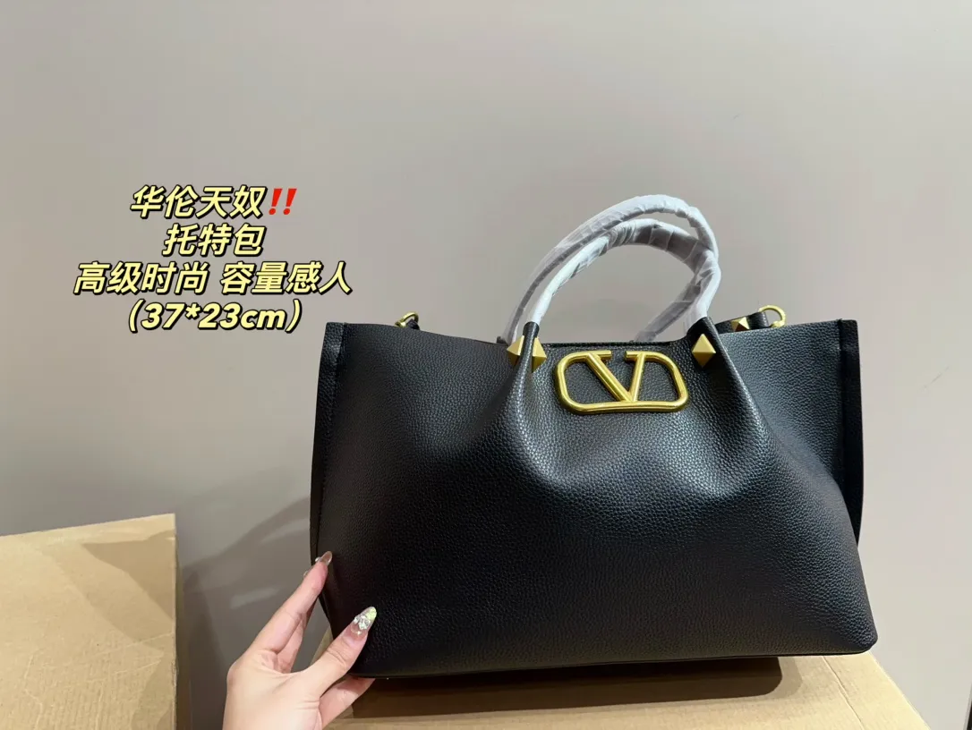 P350⚠️Size 37.23 Valentino Tote Bag Easily interpret retro fashion. The bag is quite wide, simple but not simple and does not require too much decoration. It can be paired with a suit and T-shirt on a daily basis to fully reflect the sense of luxury!