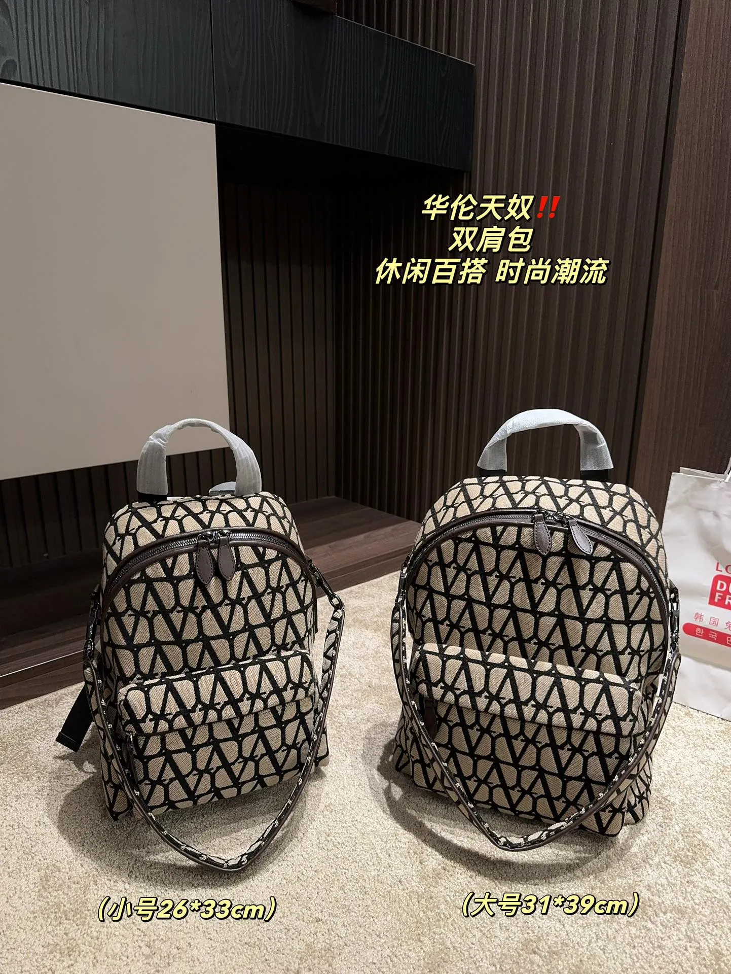 ✅The top original large size P480⚠️size 31.39 small size P400⚠️size 26.33 Valentino backpack large capacity, a must-have for vacation travel, one of the must-have items for fashionistas, the real thing will definitely surprise you