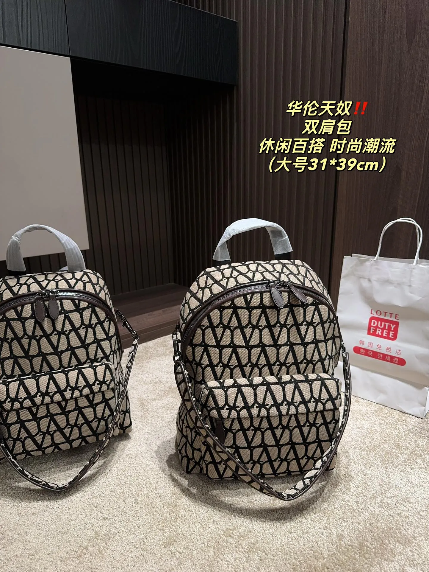 ✅The top original large size P480⚠️size 31.39 small size P400⚠️size 26.33 Valentino backpack large capacity, a must-have for vacation travel, one of the must-have items for fashionistas, the real thing will definitely surprise you