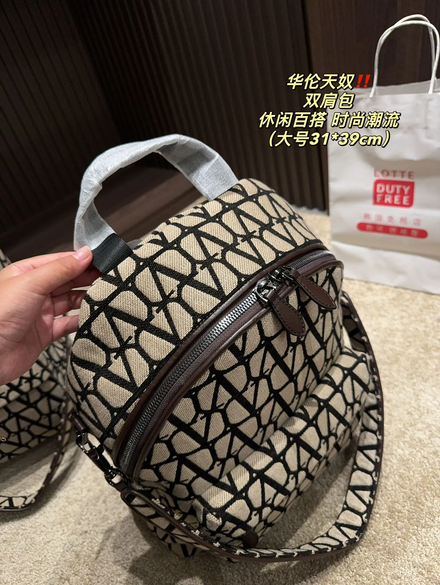 ✅The top original large size P480⚠️size 31.39 small size P400⚠️size 26.33 Valentino backpack large capacity, a must-have for vacation travel, one of the must-have items for fashionistas, the real thing will definitely surprise you