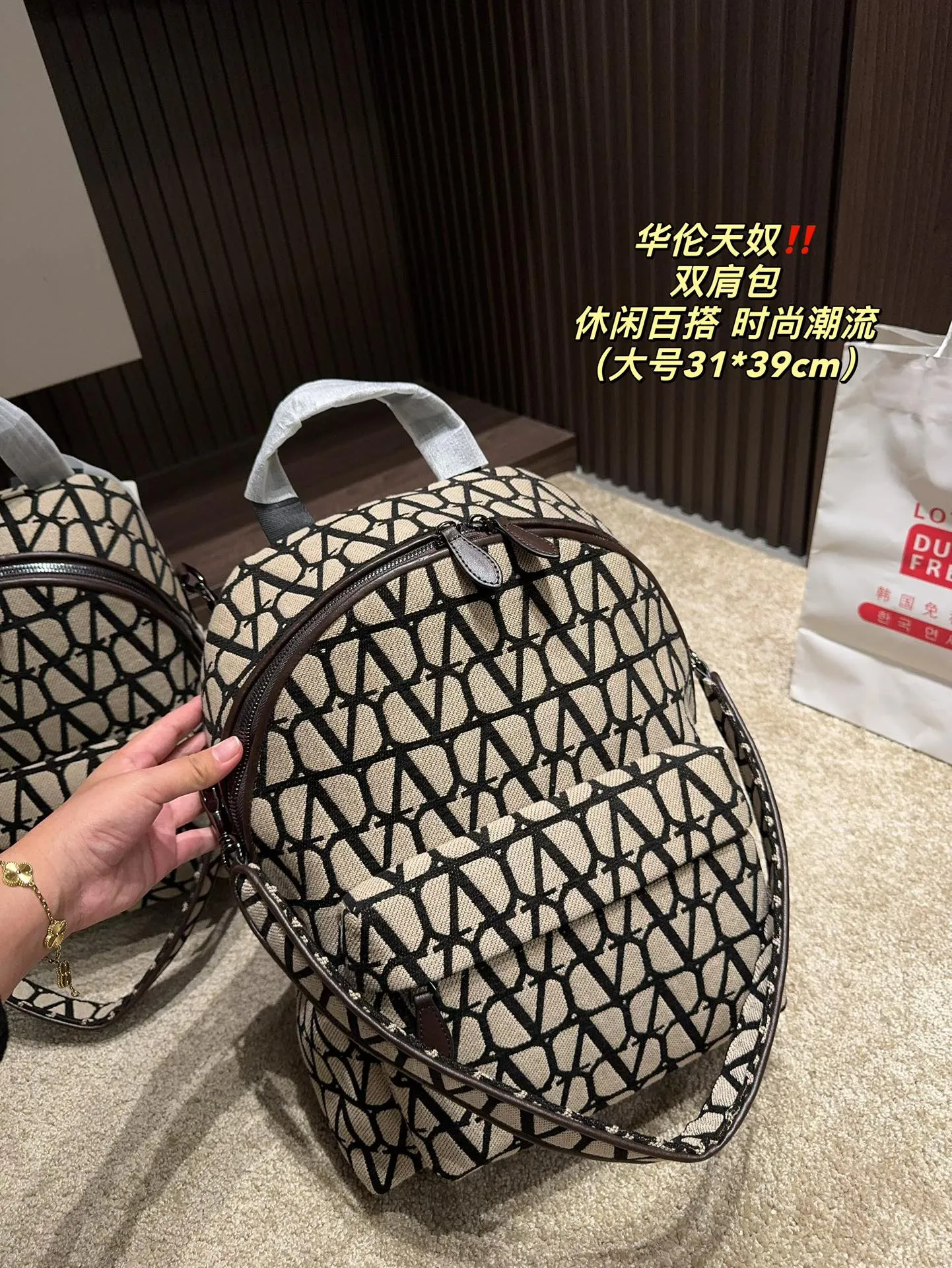 ✅The top original large size P480⚠️size 31.39 small size P400⚠️size 26.33 Valentino backpack large capacity, a must-have for vacation travel, one of the must-have items for fashionistas, the real thing will definitely surprise you