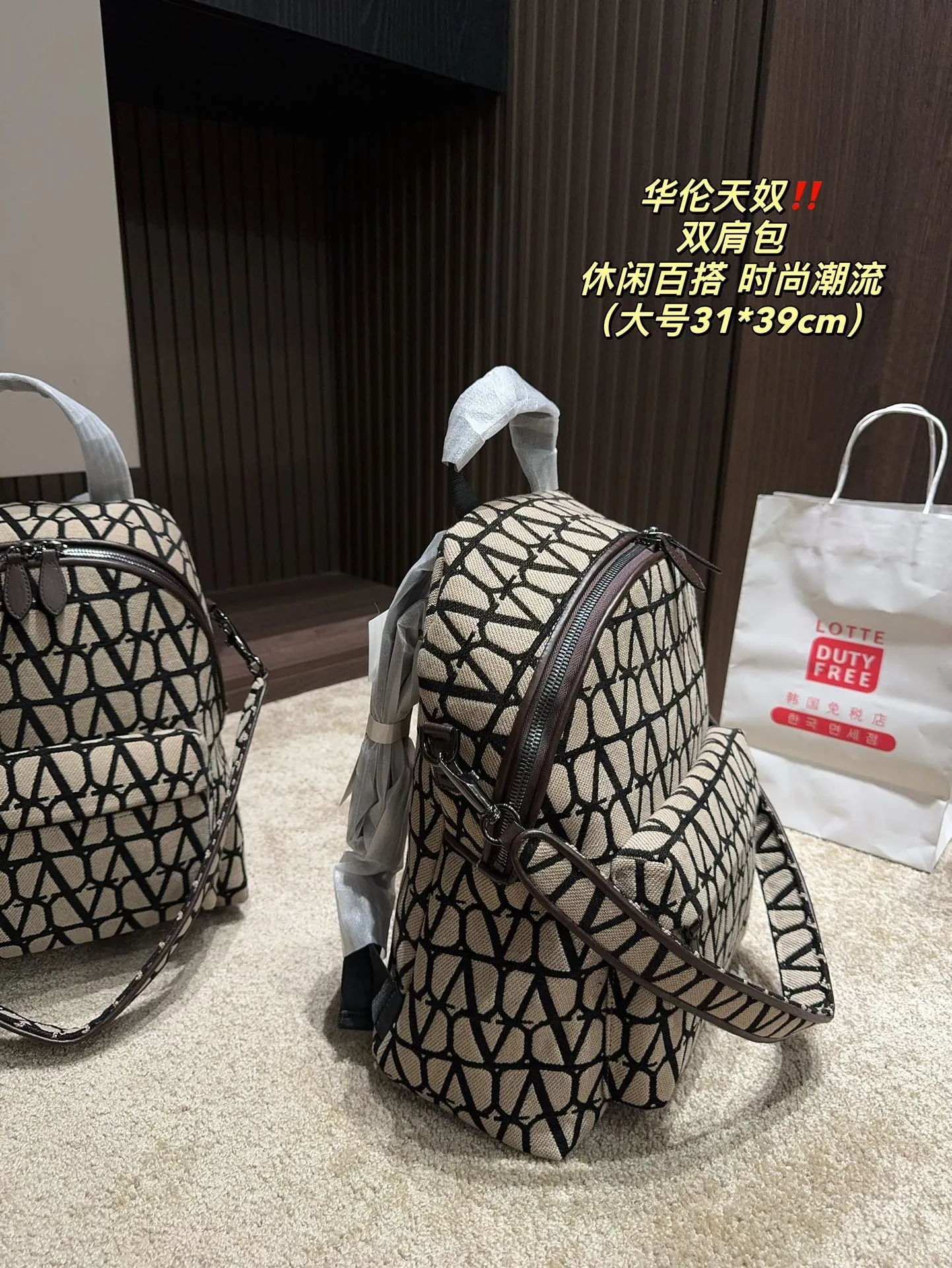 ✅The top original large size P480⚠️size 31.39 small size P400⚠️size 26.33 Valentino backpack large capacity, a must-have for vacation travel, one of the must-have items for fashionistas, the real thing will definitely surprise you