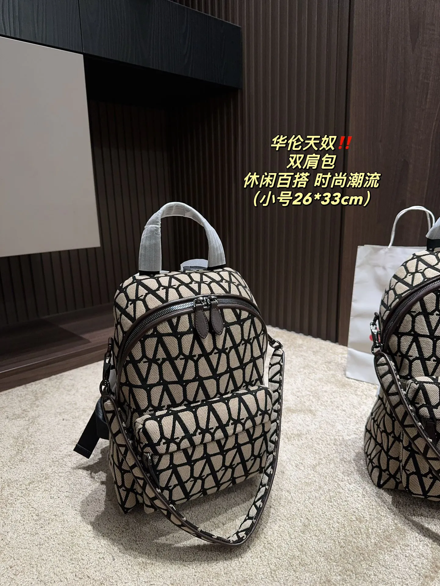 ✅The top original large size P480⚠️size 31.39 small size P400⚠️size 26.33 Valentino backpack large capacity, a must-have for vacation travel, one of the must-have items for fashionistas, the real thing will definitely surprise you
