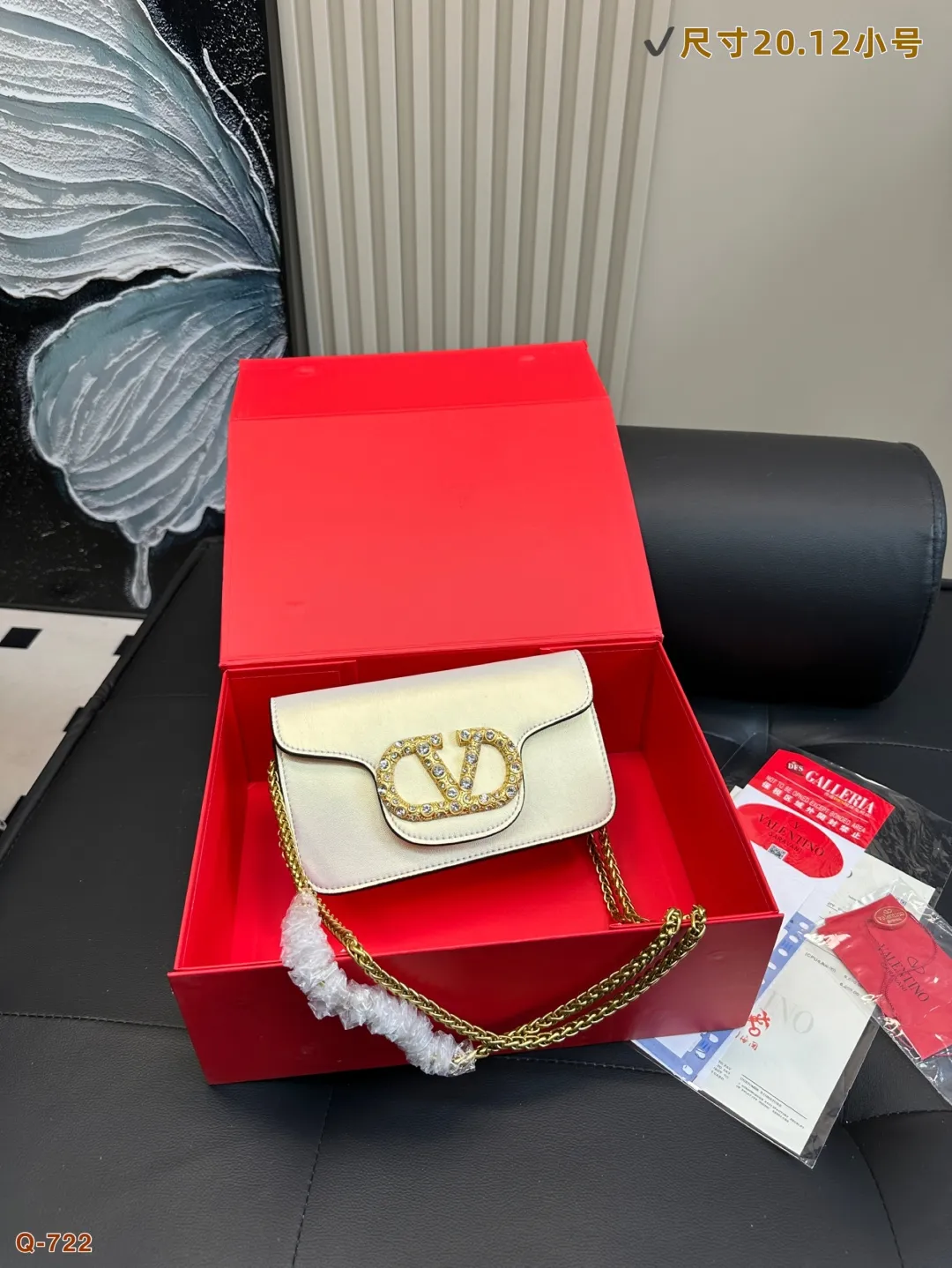 💰300💰310 with folding box VALENTINO Valentino women's Loco calfskin handbag, crossbody bag, new Rockstud Alcove accessories series, iconic vlogo Signature, avant-garde shape creates unique and attractive charm. Size 20.12/28.14