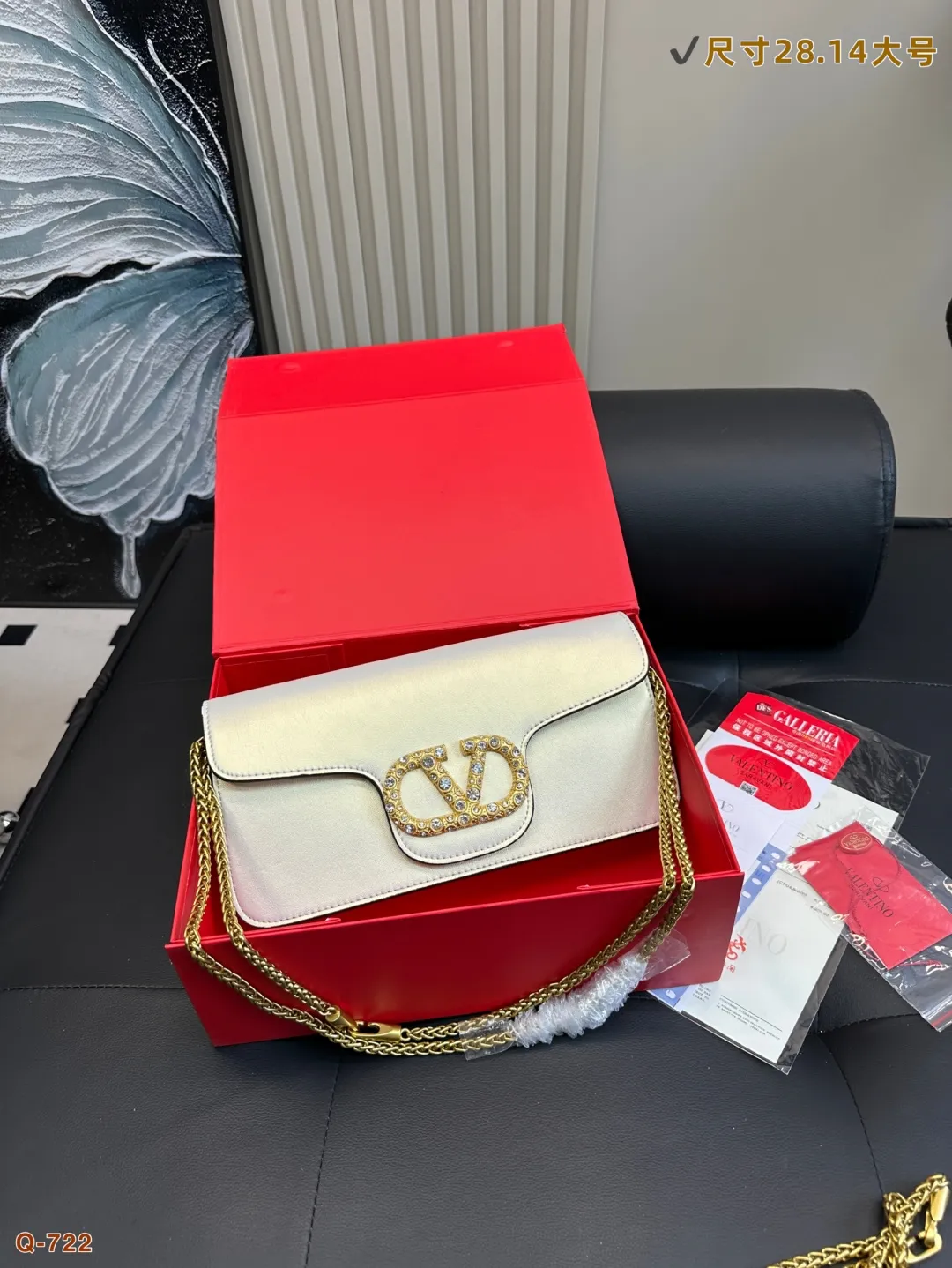 💰300💰310 with folding box VALENTINO Valentino women's Loco calfskin handbag, crossbody bag, new Rockstud Alcove accessories series, iconic vlogo Signature, avant-garde shape creates unique and attractive charm. Size 20.12/28.14
