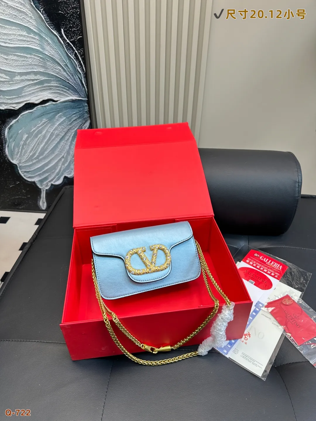 💰300💰310 with folding box VALENTINO Valentino women's Loco calfskin handbag, crossbody bag, new Rockstud Alcove accessories series, iconic vlogo Signature, avant-garde shape creates unique and attractive charm. Size 20.12/28.14