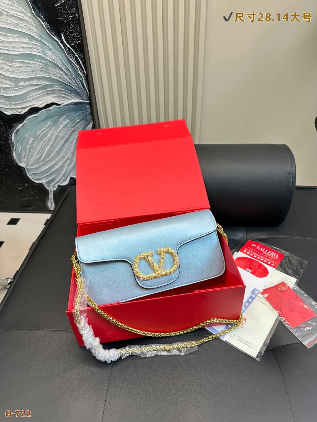 💰300💰310 with folding box VALENTINO Valentino women's Loco calfskin handbag, crossbody bag, new Rockstud Alcove accessories series, iconic vlogo Signature, avant-garde shape creates unique and attractive charm. Size 20.12/28.14