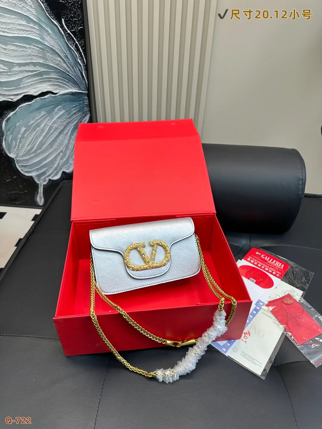 💰300💰310 with folding box VALENTINO Valentino women's Loco calfskin handbag, crossbody bag, new Rockstud Alcove accessories series, iconic vlogo Signature, avant-garde shape creates unique and attractive charm. Size 20.12/28.14