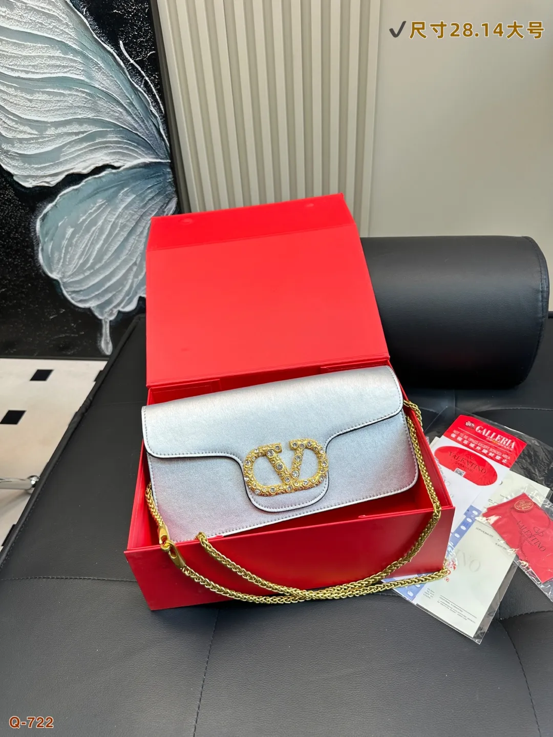 💰300💰310 with folding box VALENTINO Valentino women's Loco calfskin handbag, crossbody bag, new Rockstud Alcove accessories series, iconic vlogo Signature, avant-garde shape creates unique and attractive charm. Size 20.12/28.14