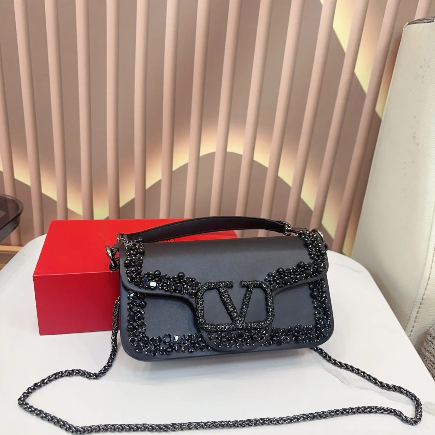 p520 Folding Box Valentino Shoulder Bag It’s fashionable and easy to match. It doesn’t look old-fashioned and is easy to match. Moreover, the beauty and temperament bonus is so high~ I love this calmness and elegance. Size: 25.14 yo