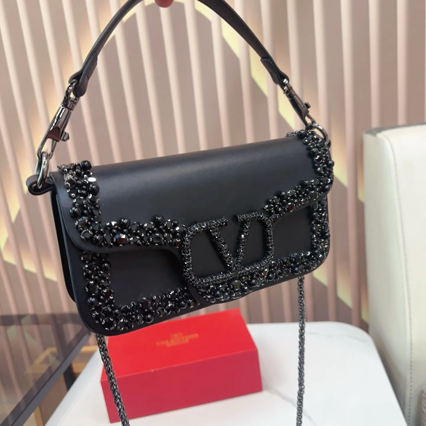 p520 Folding Box Valentino Shoulder Bag It’s fashionable and easy to match. It doesn’t look old-fashioned and is easy to match. Moreover, the beauty and temperament bonus is so high~ I love this calmness and elegance. Size: 25.14 yo