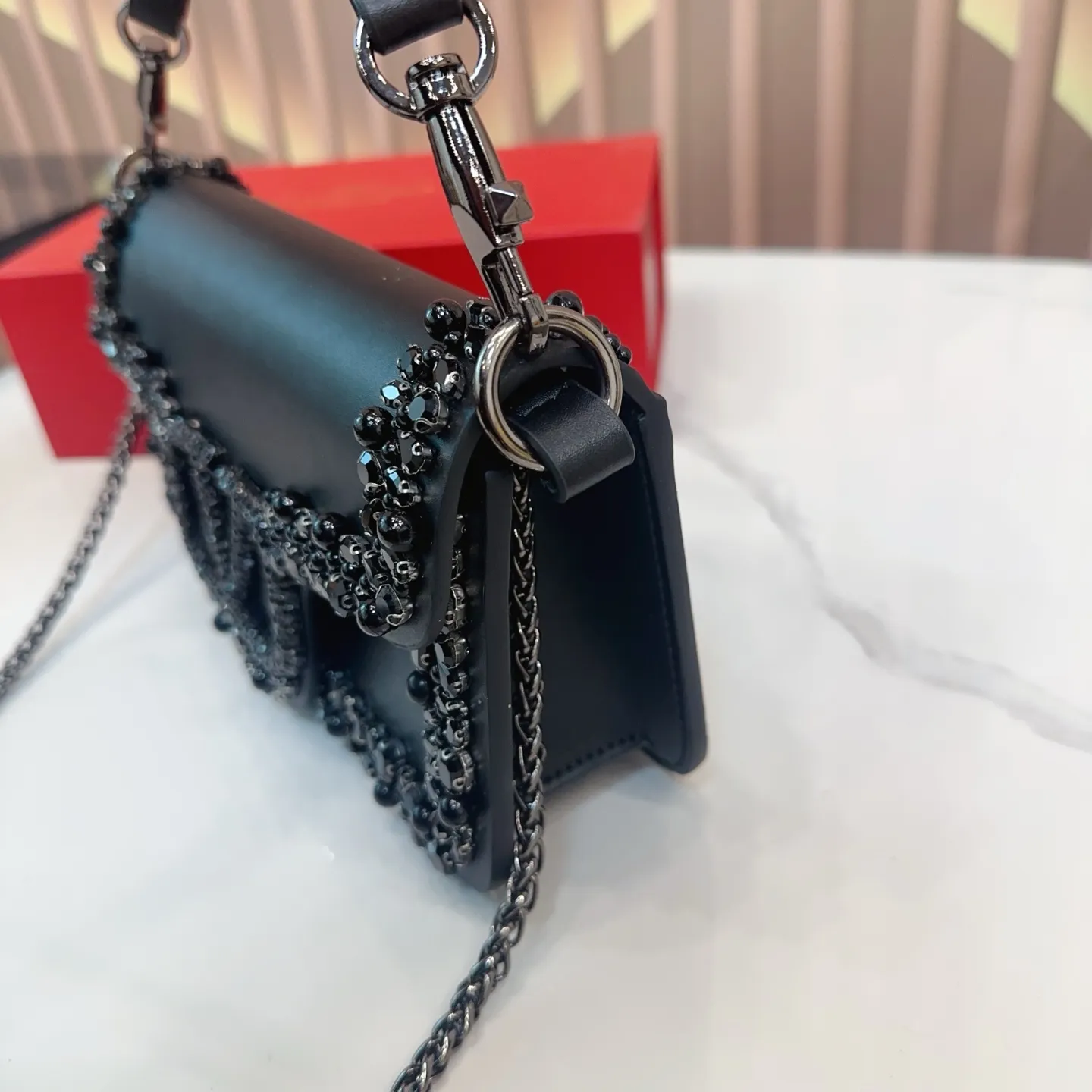 p520 Folding Box Valentino Shoulder Bag It’s fashionable and easy to match. It doesn’t look old-fashioned and is easy to match. Moreover, the beauty and temperament bonus is so high~ I love this calmness and elegance. Size: 25.14 yo