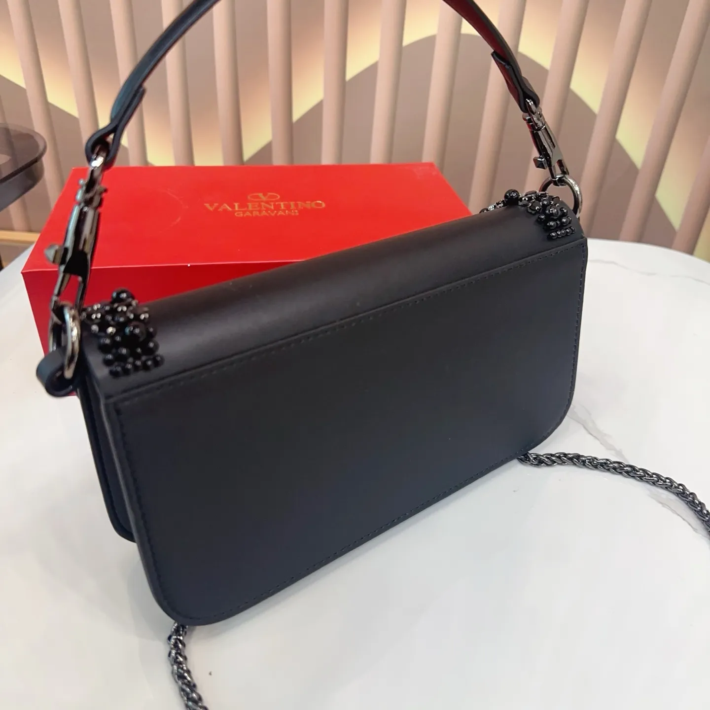 p520 Folding Box Valentino Shoulder Bag It’s fashionable and easy to match. It doesn’t look old-fashioned and is easy to match. Moreover, the beauty and temperament bonus is so high~ I love this calmness and elegance. Size: 25.14 yo