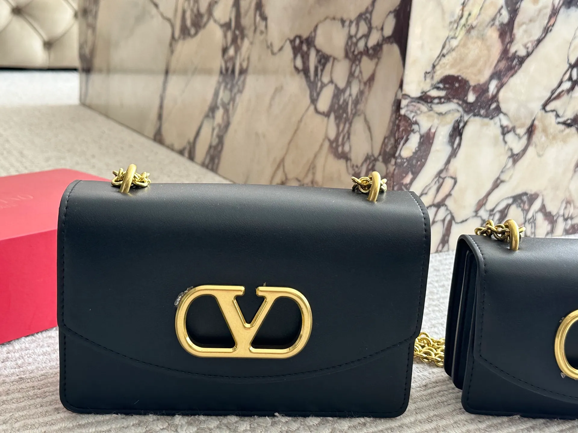 💰 340, 165 box size: 23 15cm 19 12cm Valentino new product! Who can resist this style? It’s totally okay to wear in autumn and winter~