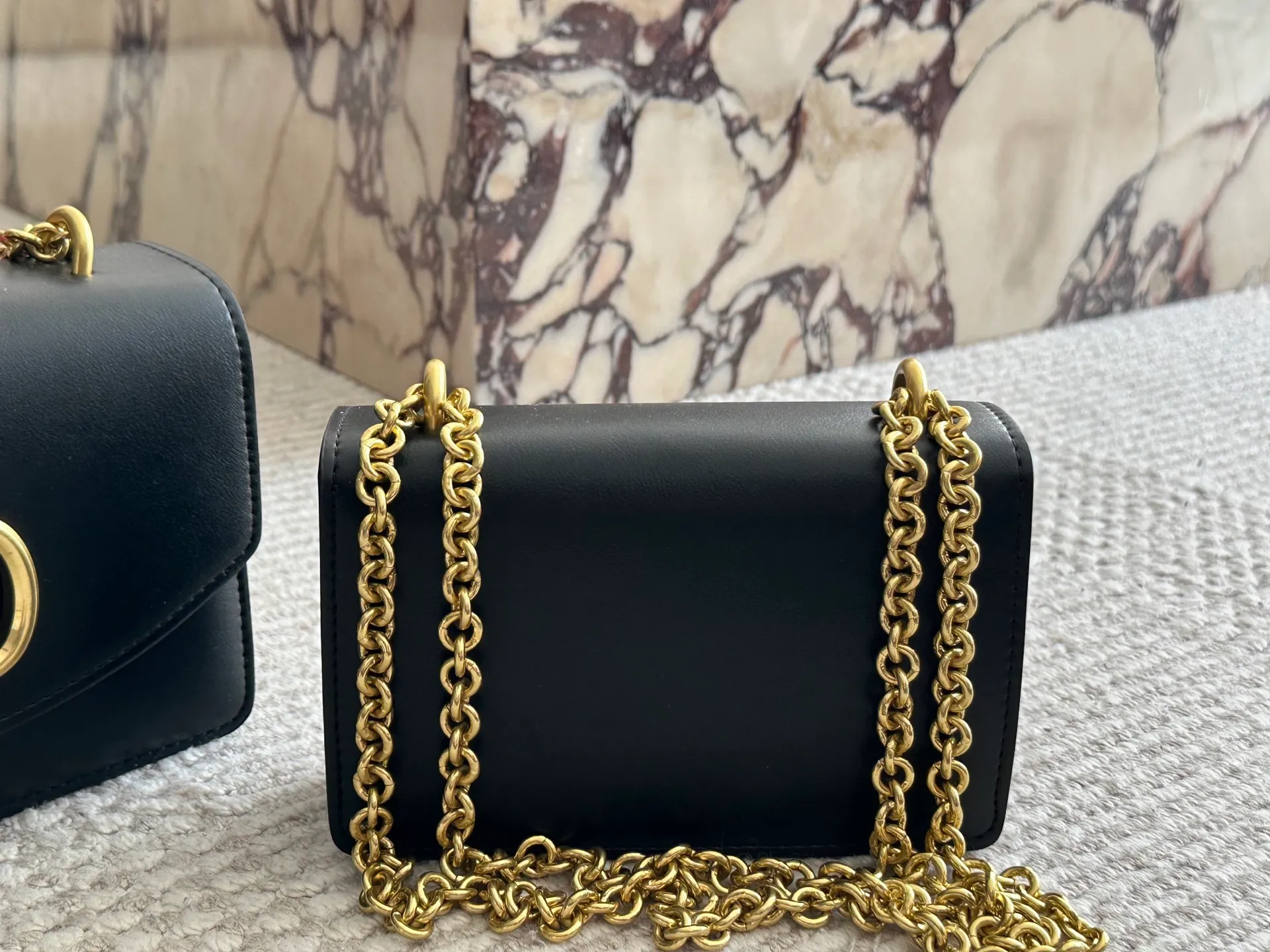💰 340, 165 box size: 23 15cm 19 12cm Valentino new product! Who can resist this style? It’s totally okay to wear in autumn and winter~
