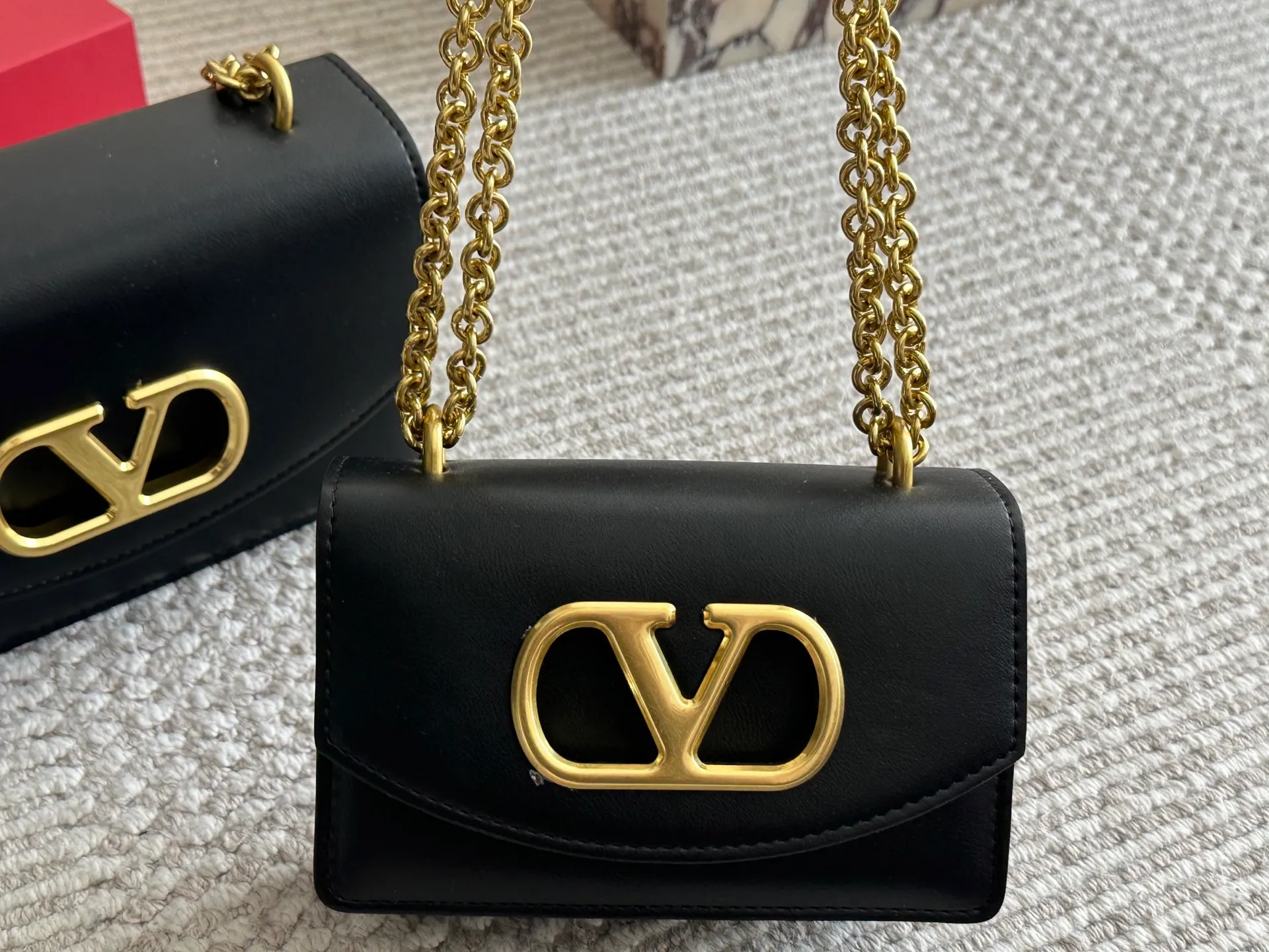 💰 340, 165 box size: 23 15cm 19 12cm Valentino new product! Who can resist this style? It’s totally okay to wear in autumn and winter~