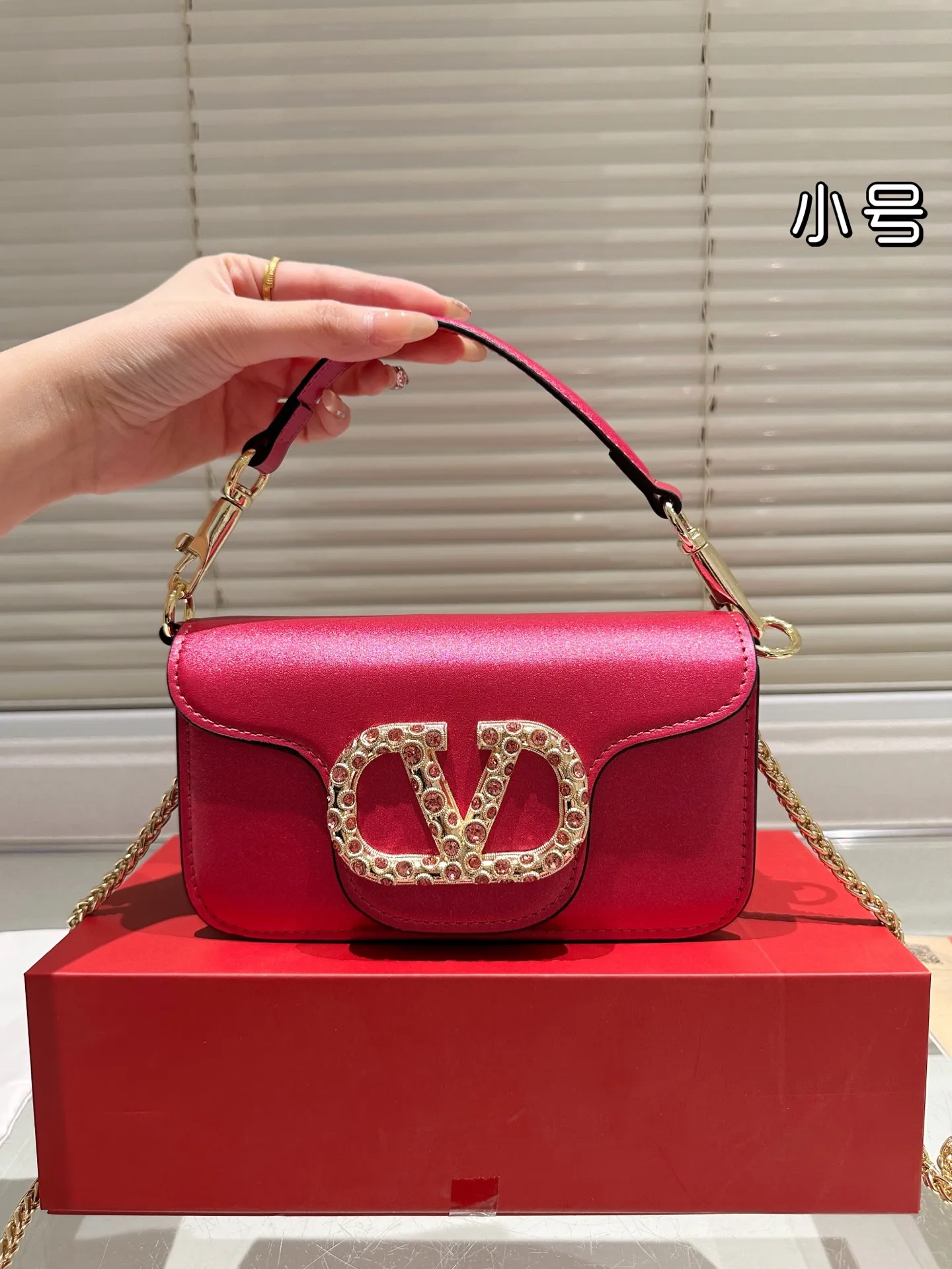 Large P310 Folding Box ⚠️Size 20.10 Valentino Loco Shoulder Bag Overflowing with Sophistication This Look Is Very Versatile No matter how you carry it, you won’t feel any pressure. Which girl can resist such a beautiful bag?