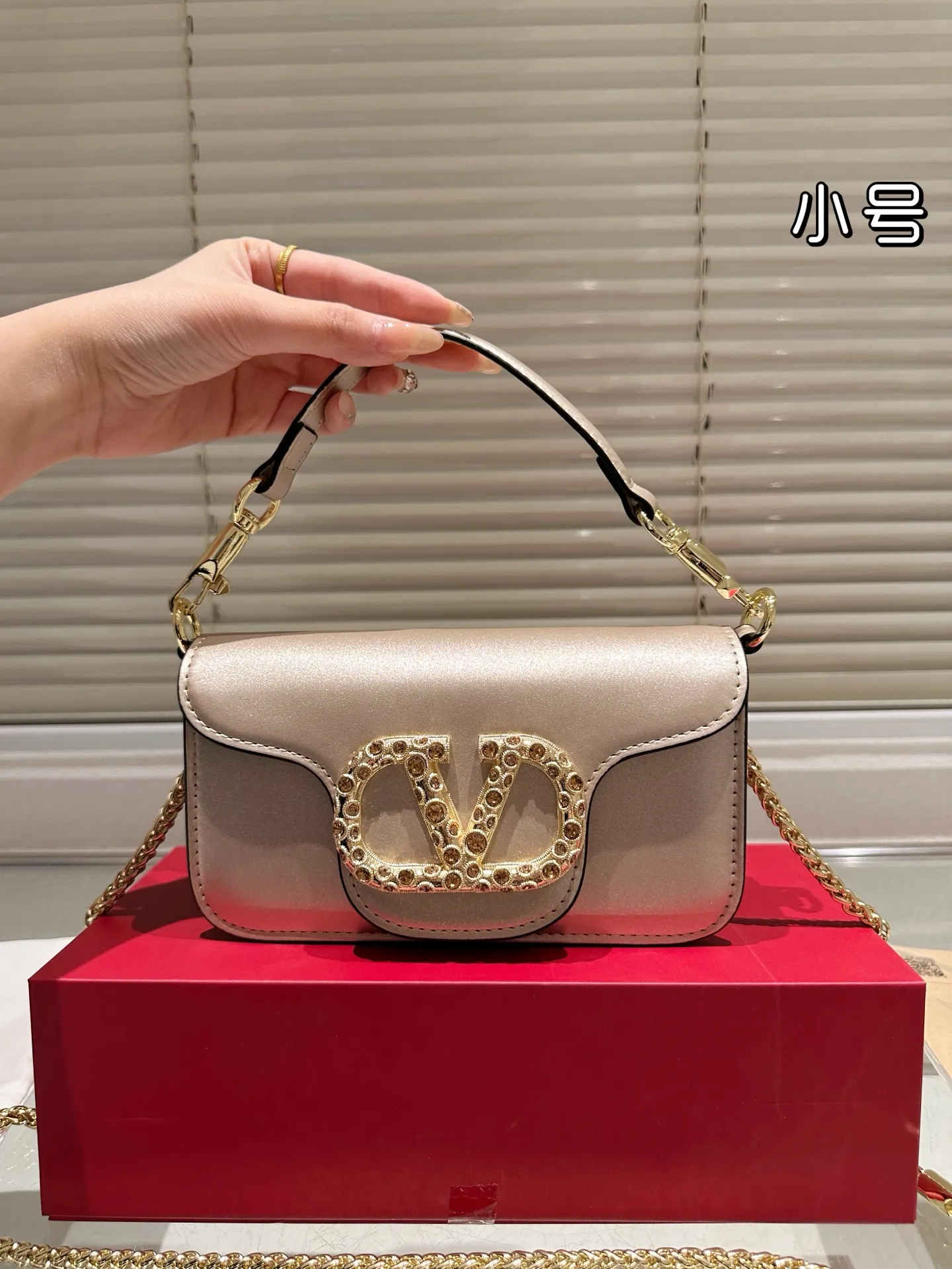 Large P310 Folding Box ⚠️Size 20.10 Valentino Loco Shoulder Bag Overflowing with Sophistication This Look Is Very Versatile No matter how you carry it, you won’t feel any pressure. Which girl can resist such a beautiful bag?