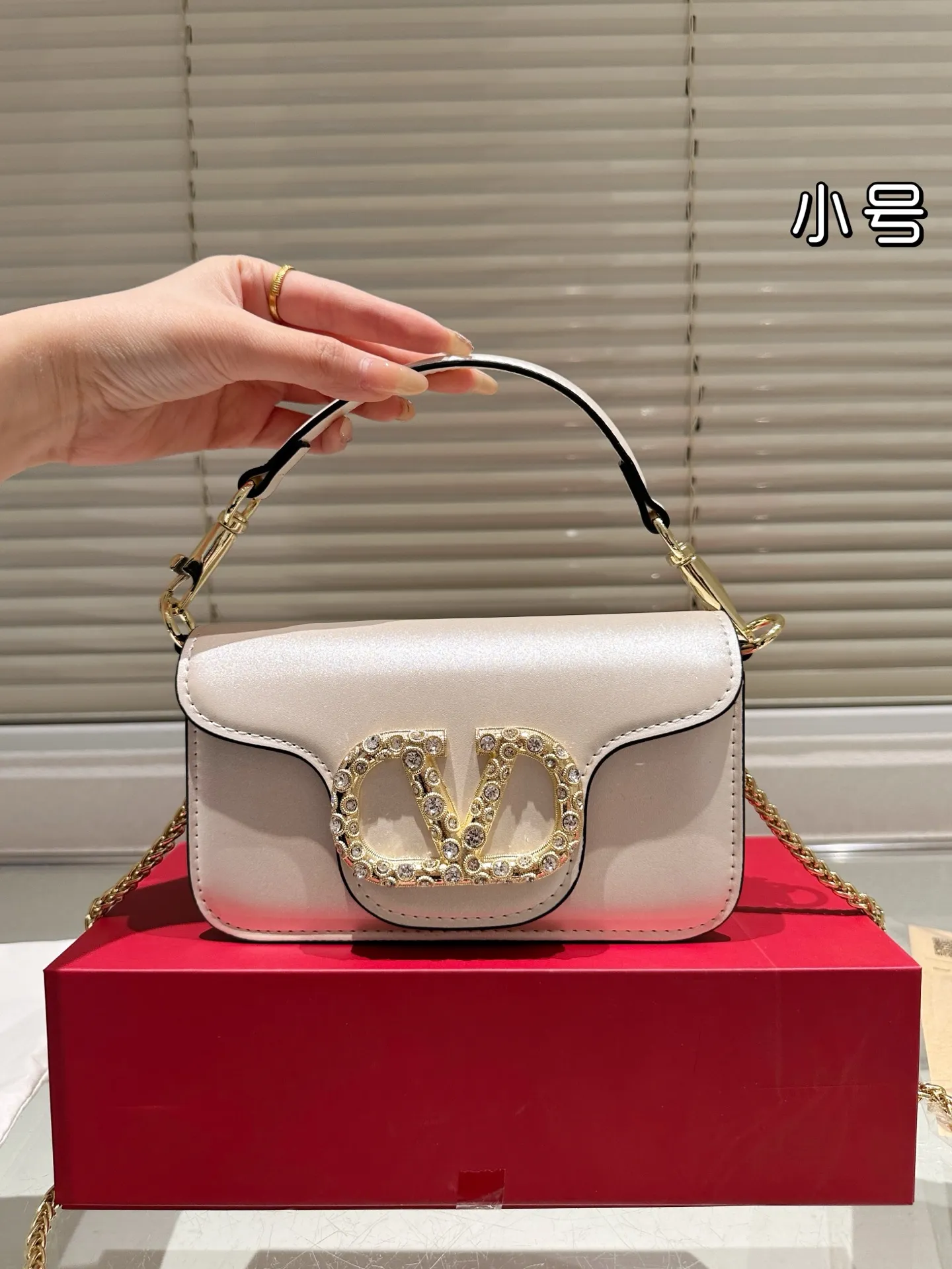 Large P310 Folding Box ⚠️Size 20.10 Valentino Loco Shoulder Bag Overflowing with Sophistication This Look Is Very Versatile No matter how you carry it, you won’t feel any pressure. Which girl can resist such a beautiful bag?