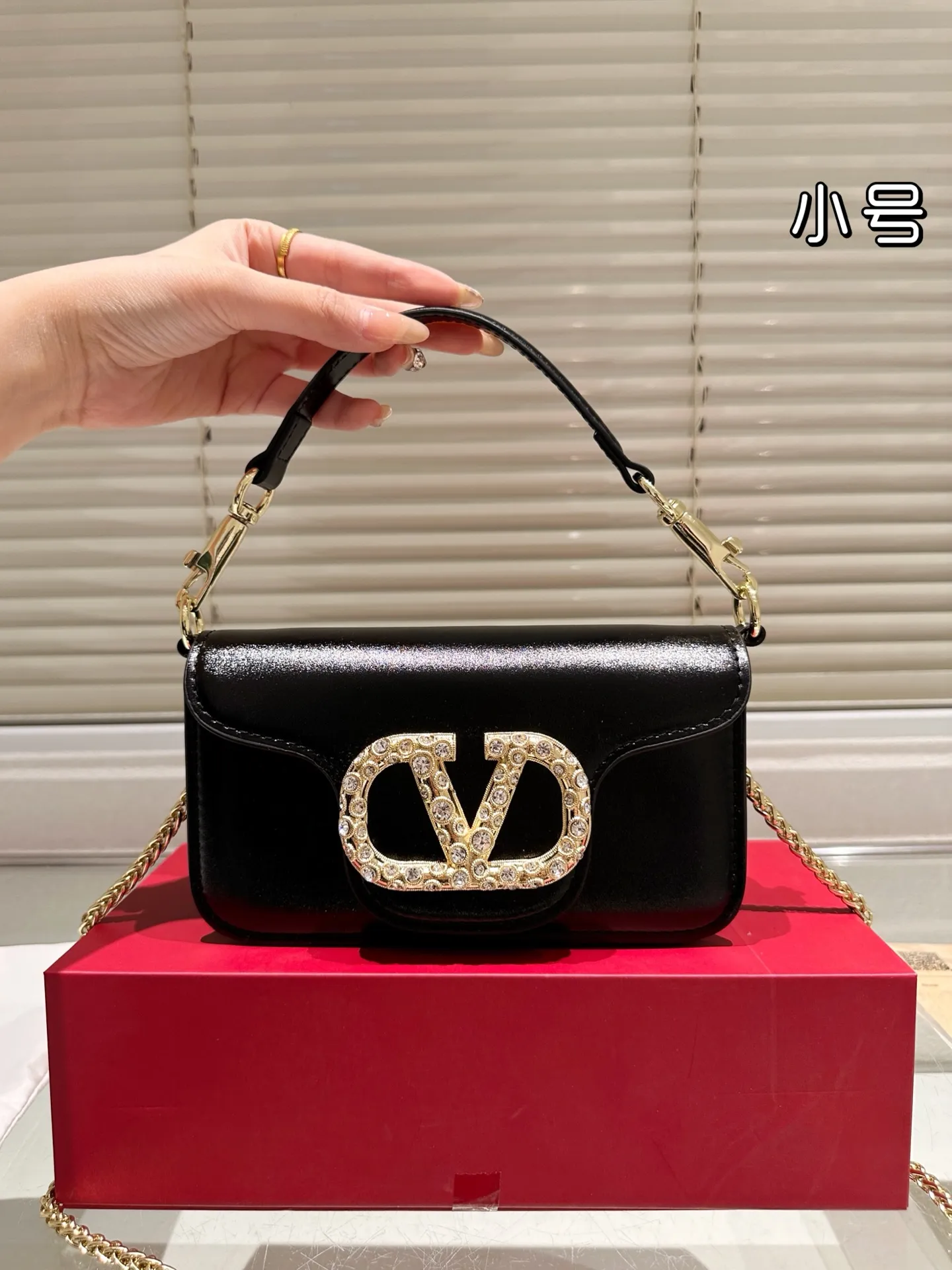 Large P310 Folding Box ⚠️Size 20.10 Valentino Loco Shoulder Bag Overflowing with Sophistication This Look Is Very Versatile No matter how you carry it, you won’t feel any pressure. Which girl can resist such a beautiful bag?