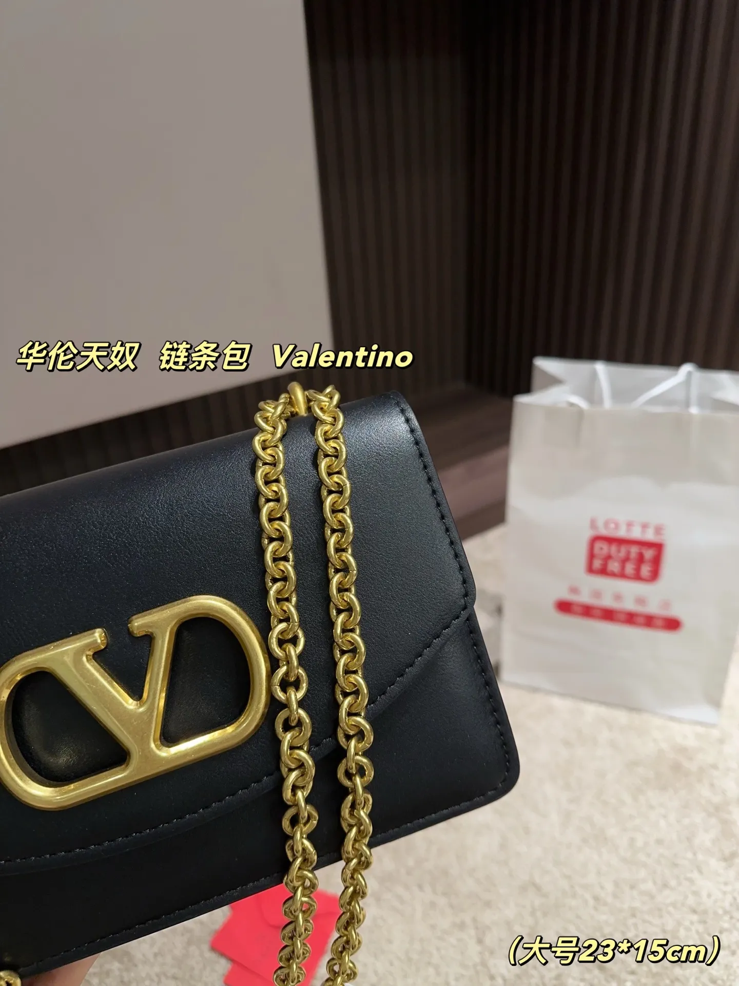 Large P330⚠️Size 23.15 Small P320 with folding box⚠️Size 19.12 Valentino chain bag Valentino is low-key and textured, has a unique artistic flavor, has good looks, and is a must-have in Jimei