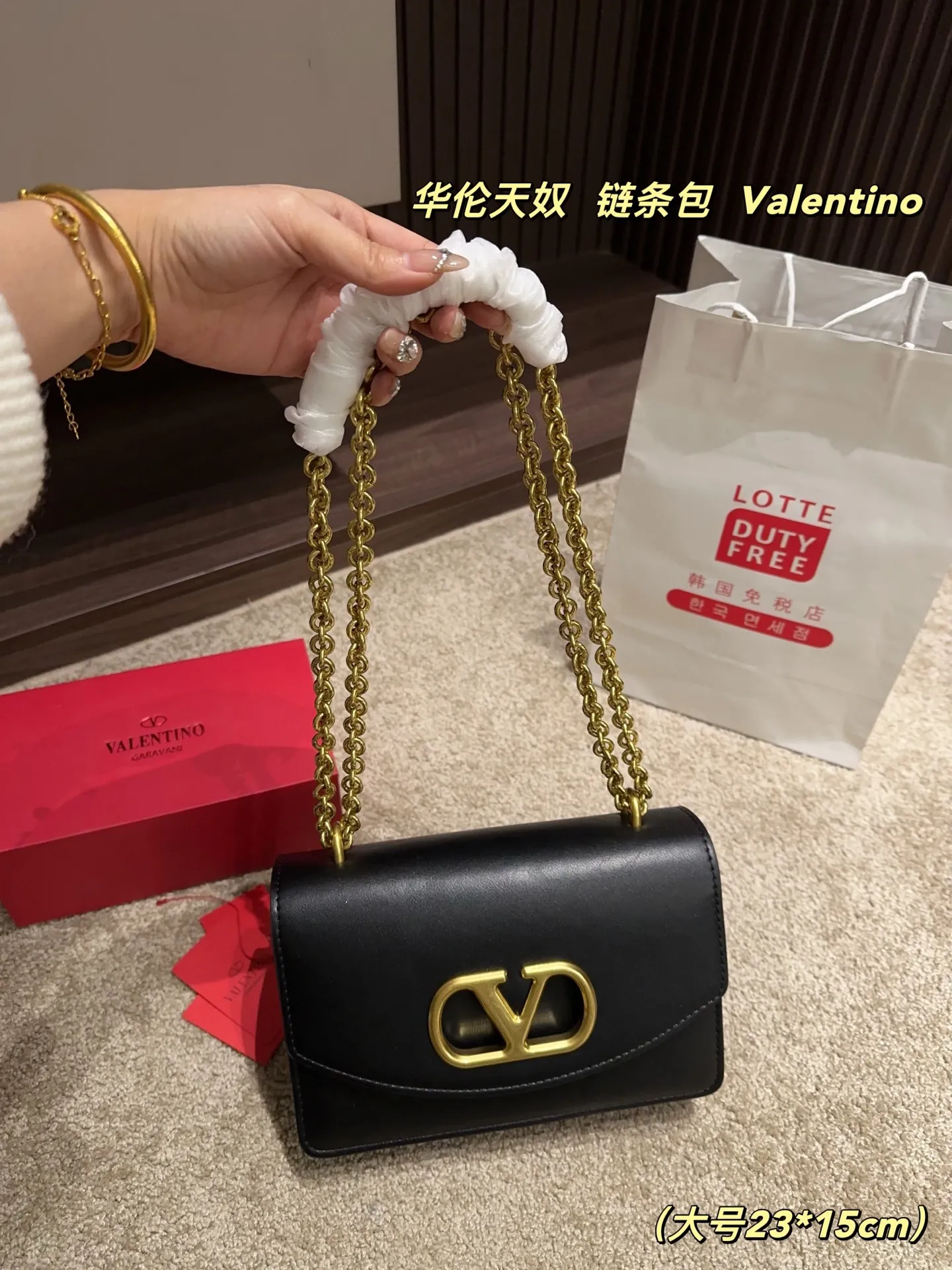 Large P330⚠️Size 23.15 Small P320 with folding box⚠️Size 19.12 Valentino chain bag Valentino is low-key and textured, has a unique artistic flavor, has good looks, and is a must-have in Jimei