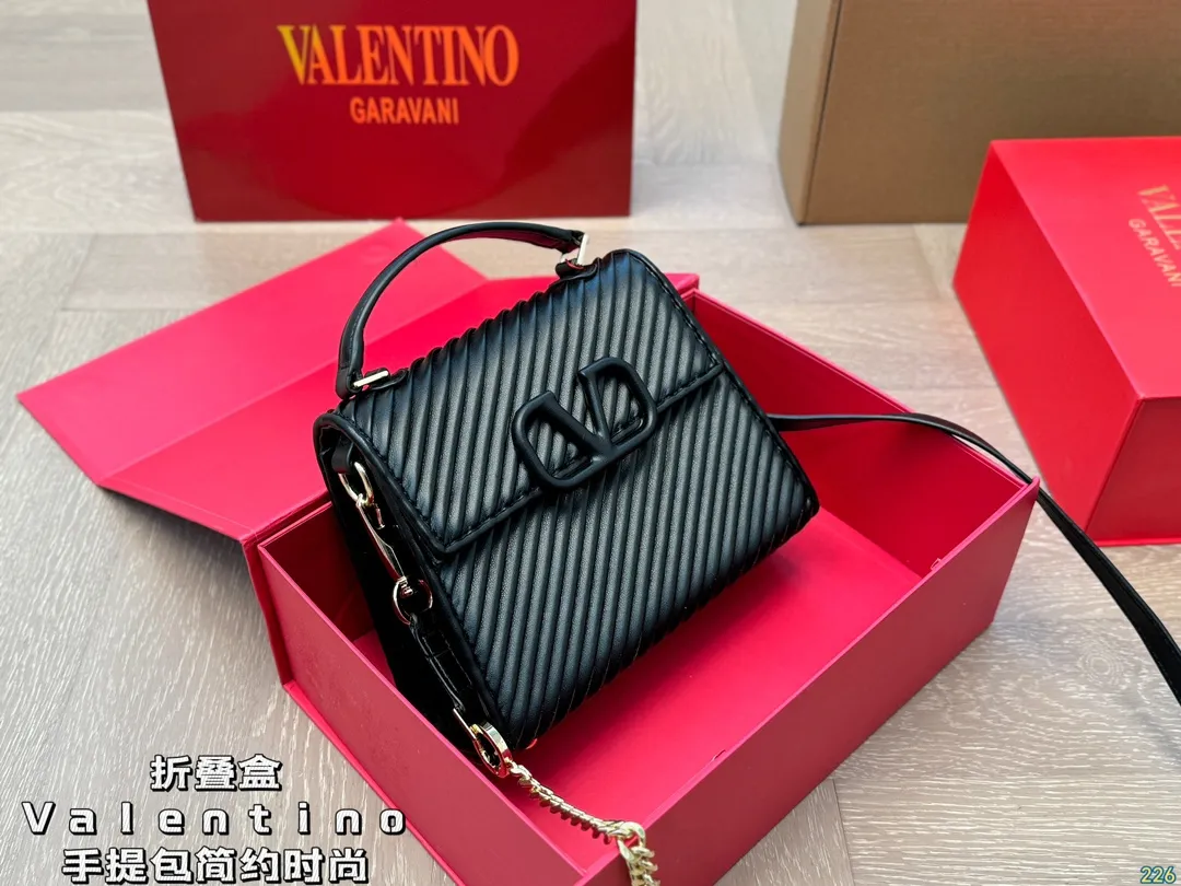¥340 Folding box Valentino handbag Simple bag silhouette unlocks fashionable charm Can be salty or sweet Make you the most beautiful girl on the street Very versatile yyds Size: 21 16