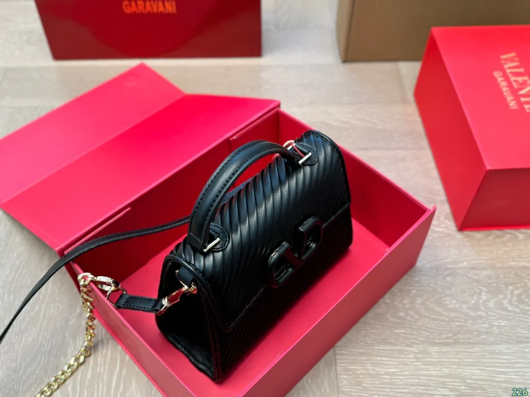 ¥340 Folding box Valentino handbag Simple bag silhouette unlocks fashionable charm Can be salty or sweet Make you the most beautiful girl on the street Very versatile yyds Size: 21 16