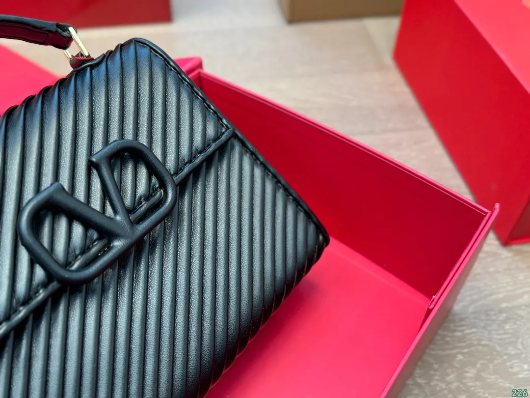 ¥340 Folding box Valentino handbag Simple bag silhouette unlocks fashionable charm Can be salty or sweet Make you the most beautiful girl on the street Very versatile yyds Size: 21 16