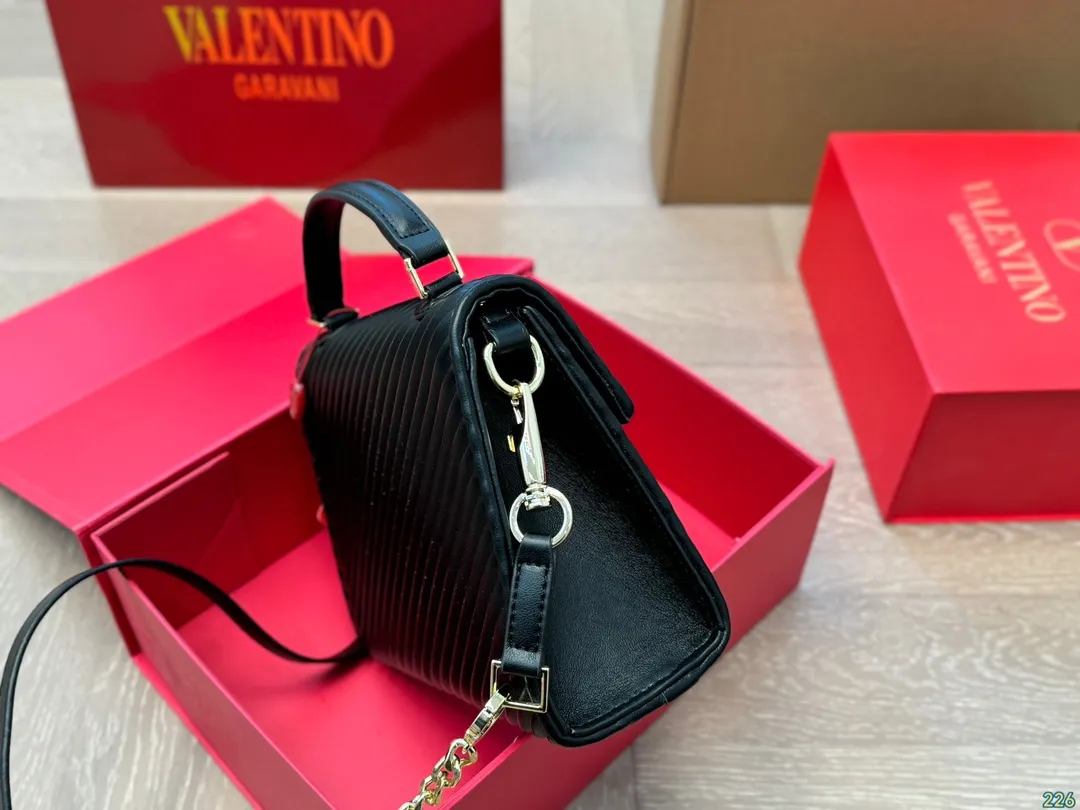 ¥340 Folding box Valentino handbag Simple bag silhouette unlocks fashionable charm Can be salty or sweet Make you the most beautiful girl on the street Very versatile yyds Size: 21 16