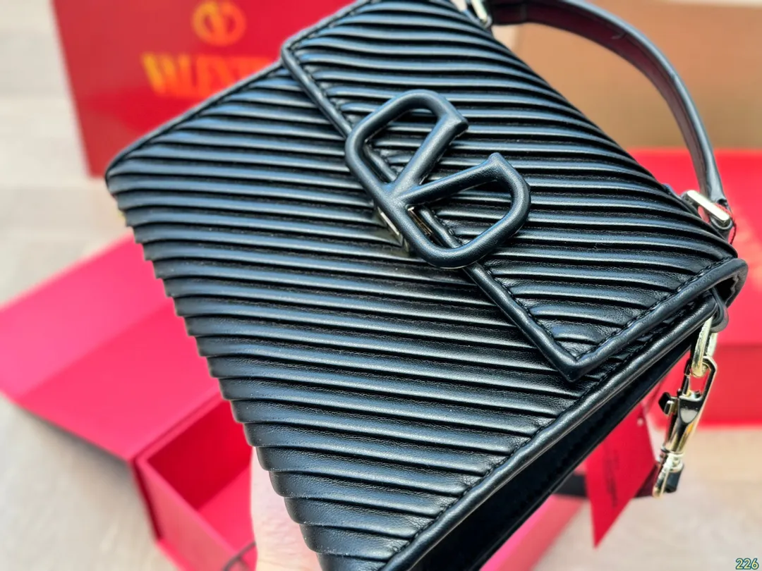 ¥340 Folding box Valentino handbag Simple bag silhouette unlocks fashionable charm Can be salty or sweet Make you the most beautiful girl on the street Very versatile yyds Size: 21 16