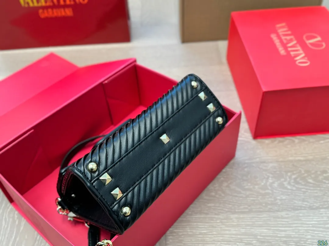 ¥340 Folding box Valentino handbag Simple bag silhouette unlocks fashionable charm Can be salty or sweet Make you the most beautiful girl on the street Very versatile yyds Size: 21 16