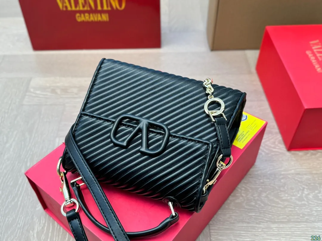 ¥340 Folding box Valentino handbag Simple bag silhouette unlocks fashionable charm Can be salty or sweet Make you the most beautiful girl on the street Very versatile yyds Size: 21 16
