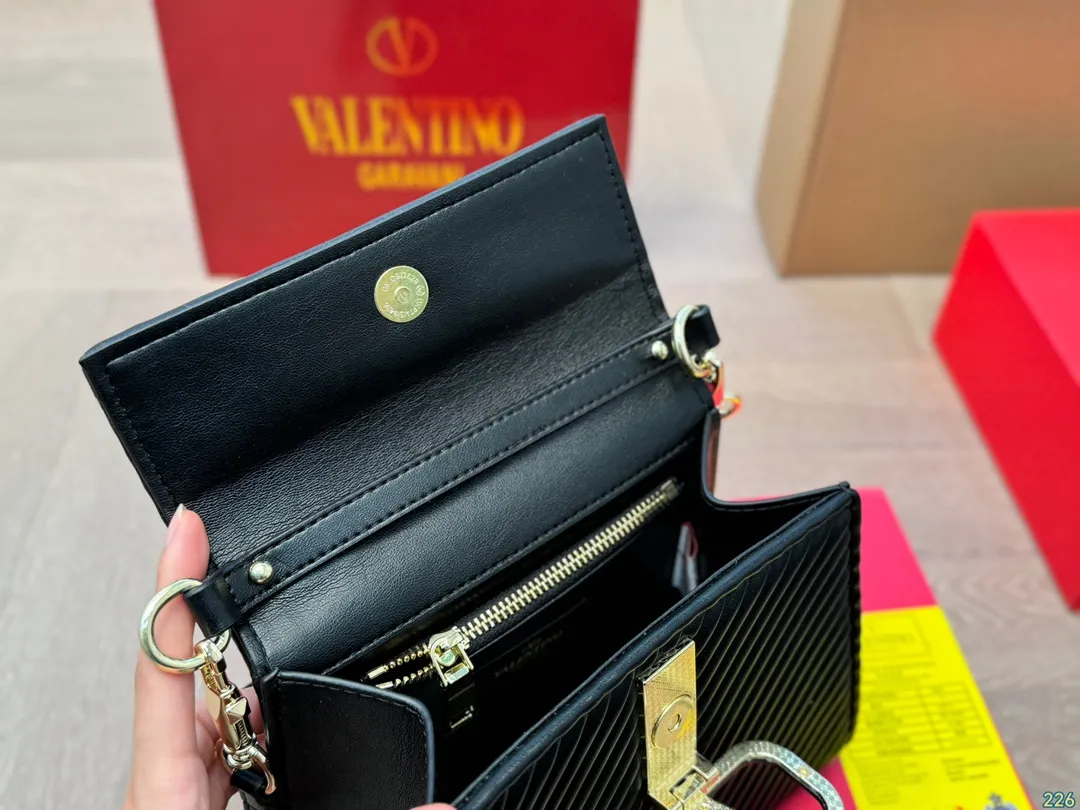¥340 Folding box Valentino handbag Simple bag silhouette unlocks fashionable charm Can be salty or sweet Make you the most beautiful girl on the street Very versatile yyds Size: 21 16