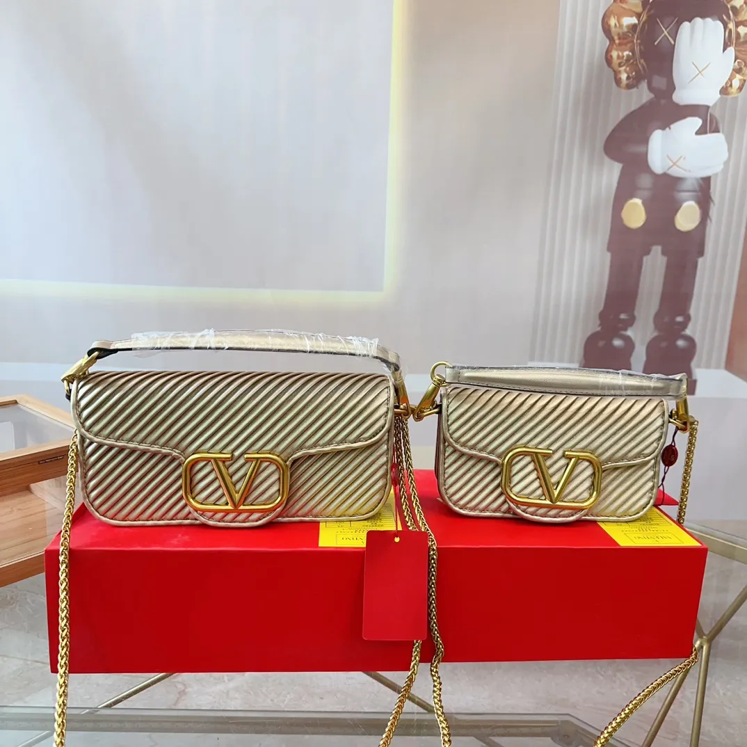 p310p290 (Gift box packaging) Valentino Logo Shoulder Bag Full of high-end feel, a classic among classics. The size can be easily controlled with any combination. Large size 27cm/small size 22cm. le