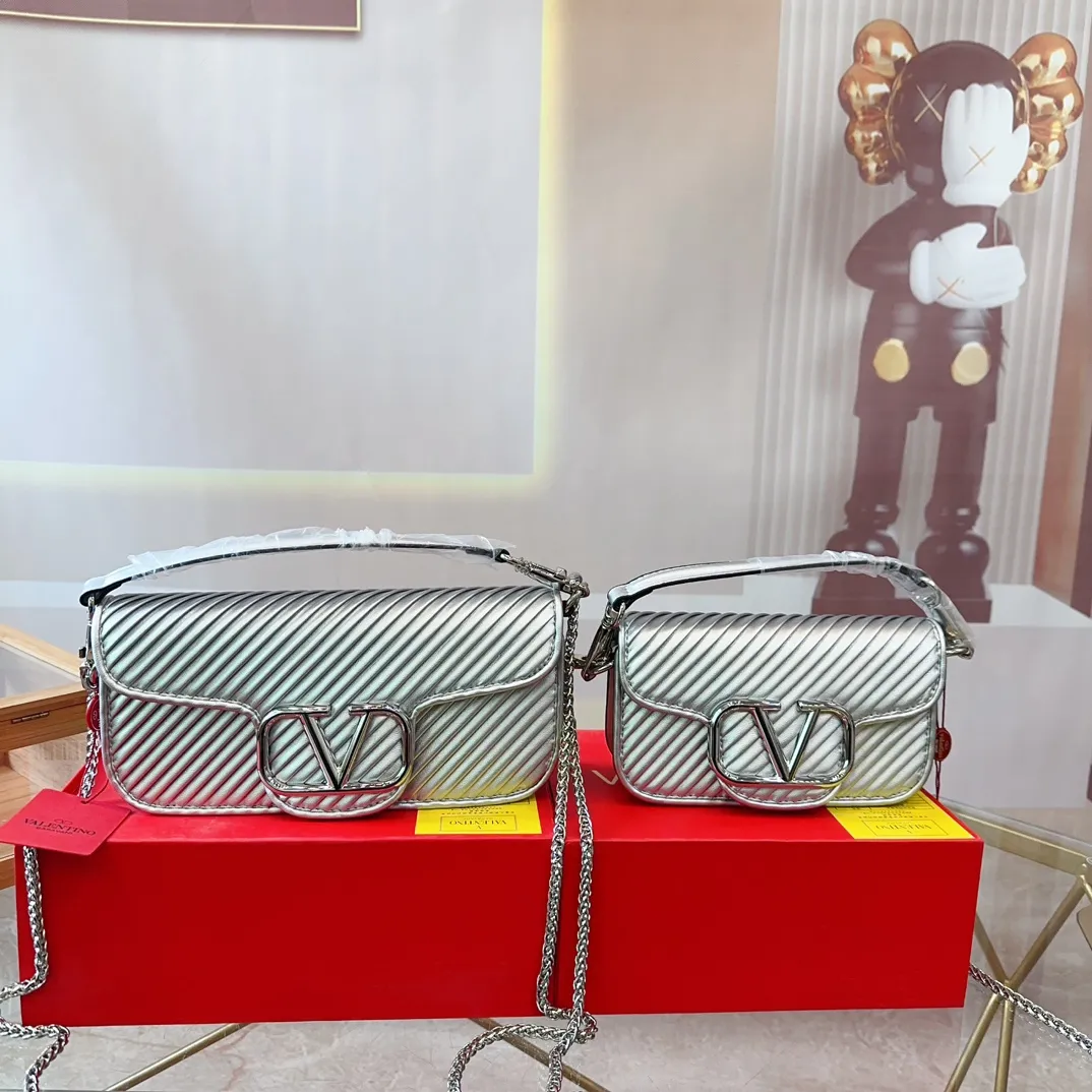 p310p290 (Gift box packaging) Valentino Logo Shoulder Bag Full of high-end feel, a classic among classics. The size can be easily controlled with any combination. Large size 27cm/small size 22cm. le