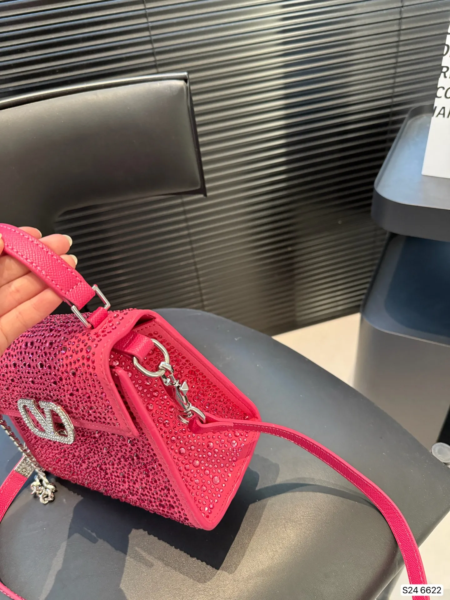 P340 valentino vsling full diamond tote bag, a handbag from Valentino. If you connect the shoulder strap, it can be used as a shoulder bag or crossbody bag. The V mark on the front of the bag is the unique Valentino logo. It feels high-end and fashionable. good #Valentino Size: 19 14 Item No. 6622