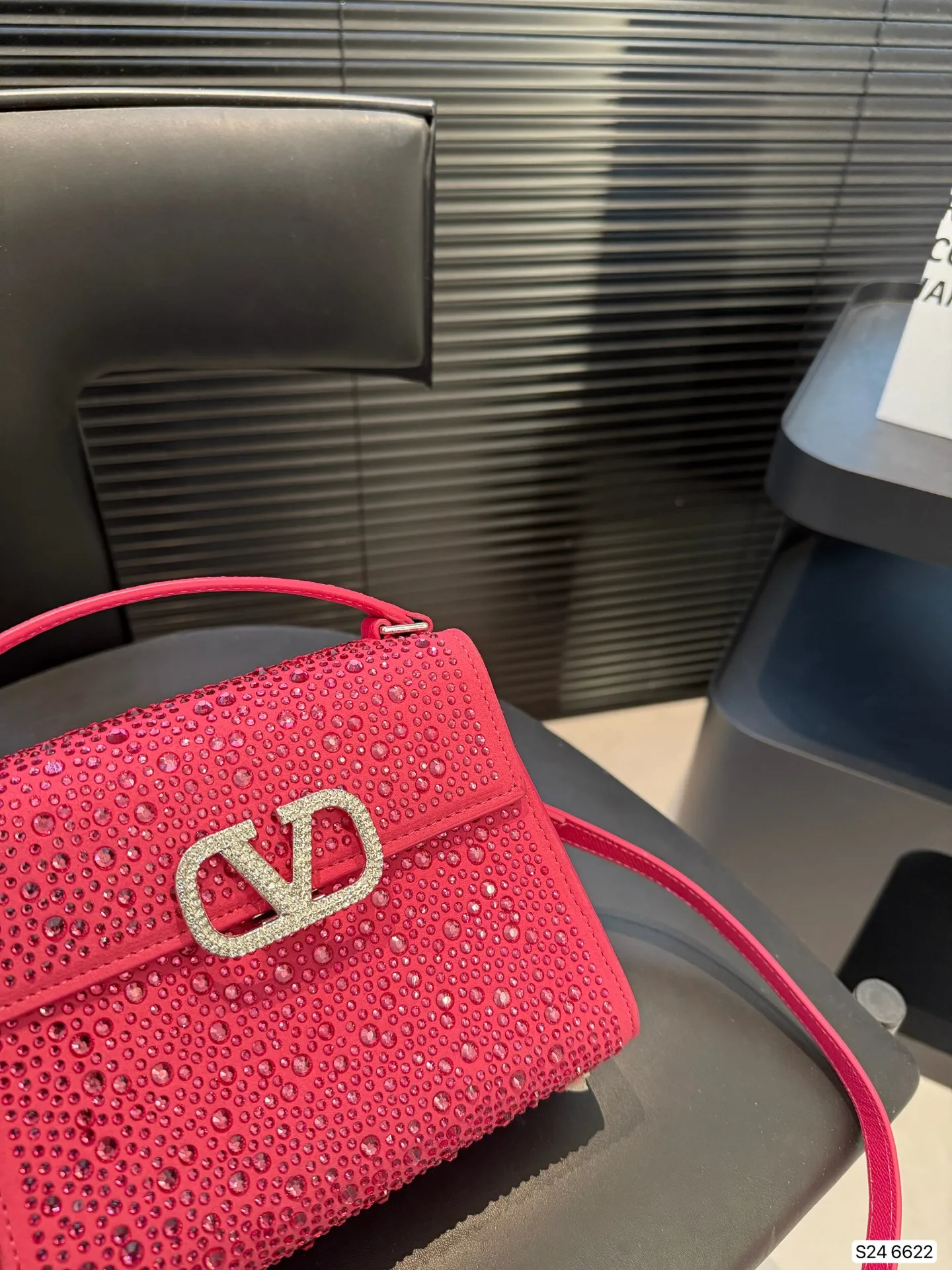 P340 valentino vsling full diamond tote bag, a handbag from Valentino. If you connect the shoulder strap, it can be used as a shoulder bag or crossbody bag. The V mark on the front of the bag is the unique Valentino logo. It feels high-end and fashionable. good #Valentino Size: 19 14 Item No. 6622