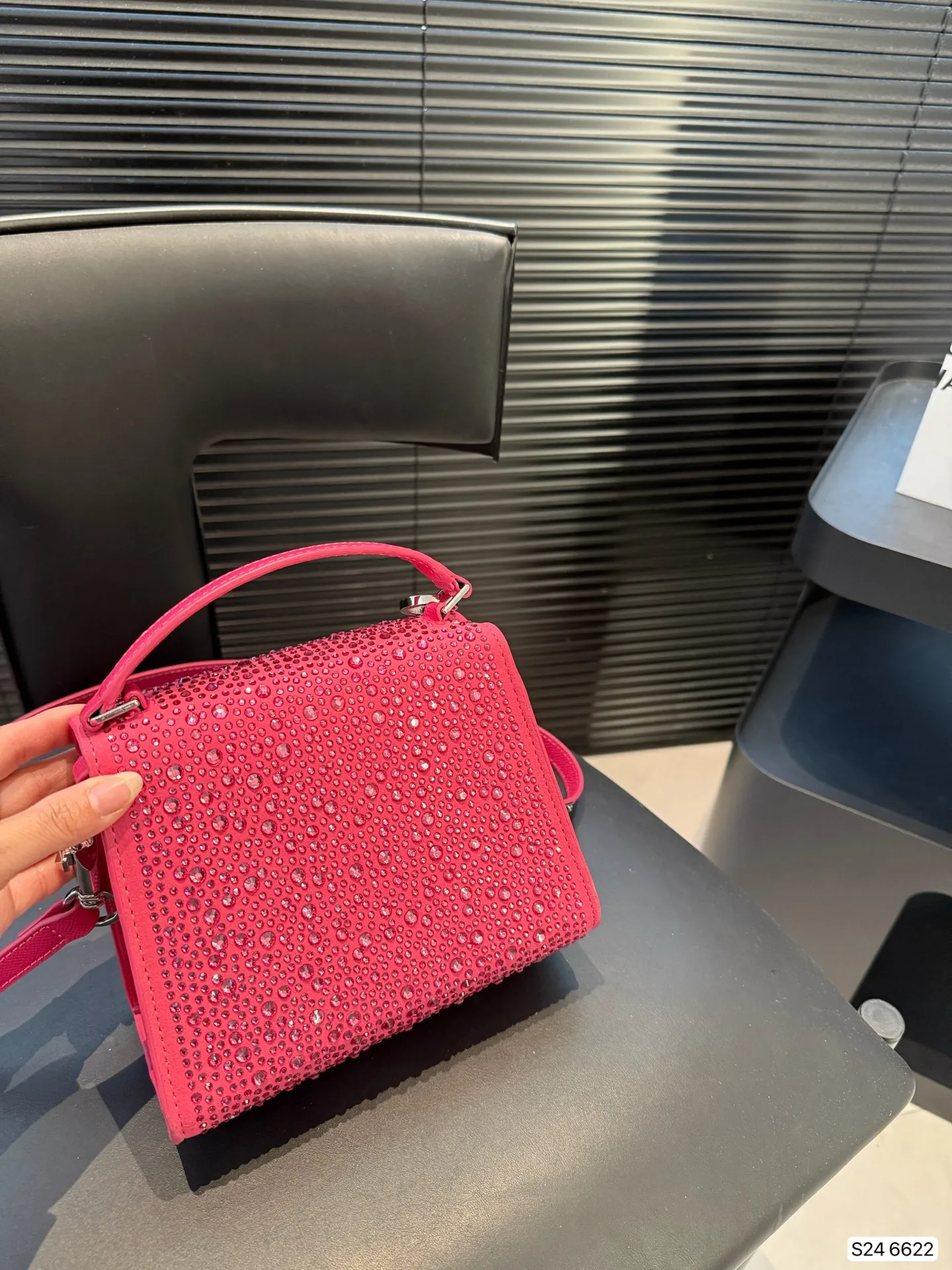 P340 valentino vsling full diamond tote bag, a handbag from Valentino. If you connect the shoulder strap, it can be used as a shoulder bag or crossbody bag. The V mark on the front of the bag is the unique Valentino logo. It feels high-end and fashionable. good #Valentino Size: 19 14 Item No. 6622