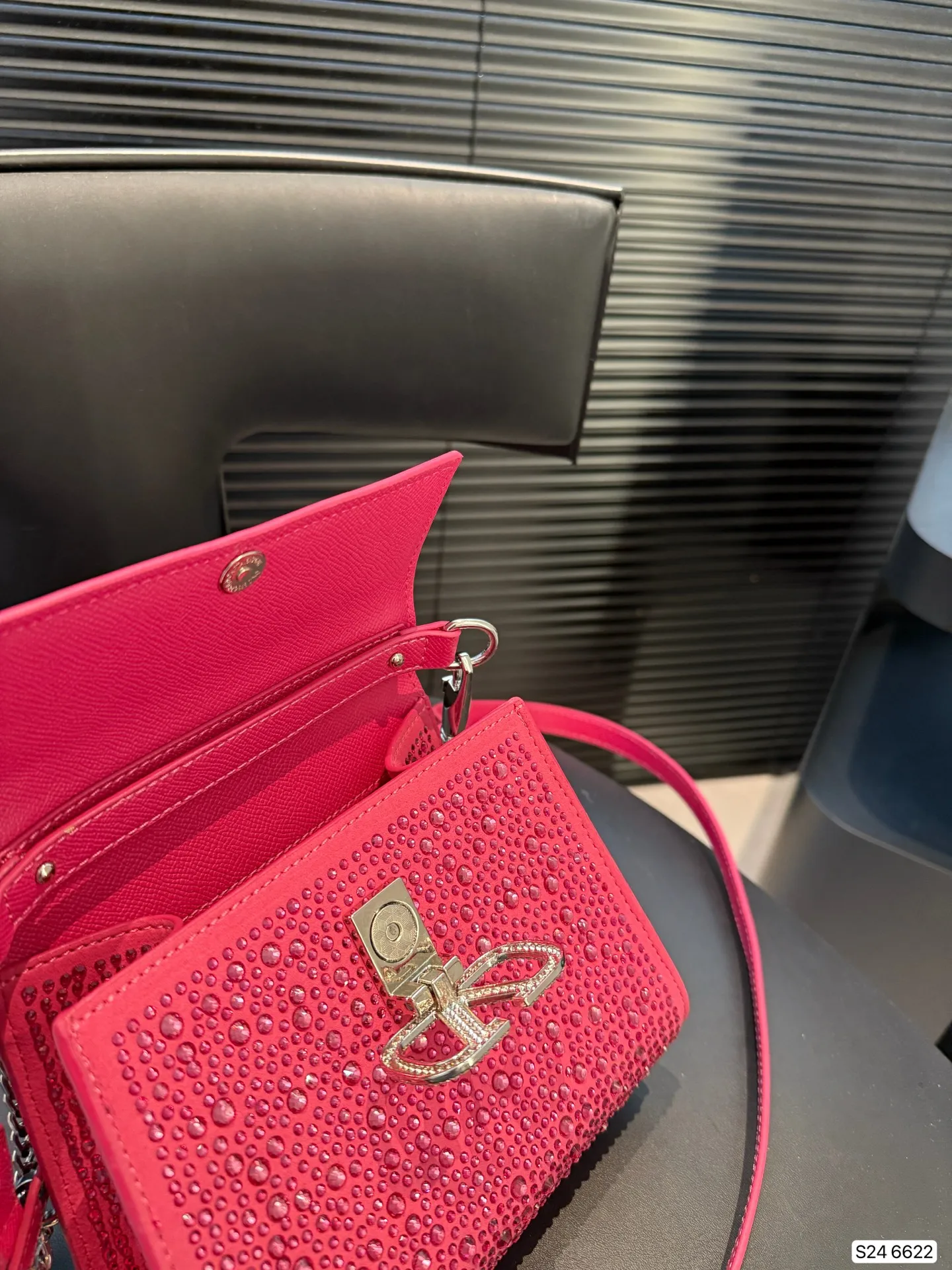 P340 valentino vsling full diamond tote bag, a handbag from Valentino. If you connect the shoulder strap, it can be used as a shoulder bag or crossbody bag. The V mark on the front of the bag is the unique Valentino logo. It feels high-end and fashionable. good #Valentino Size: 19 14 Item No. 6622